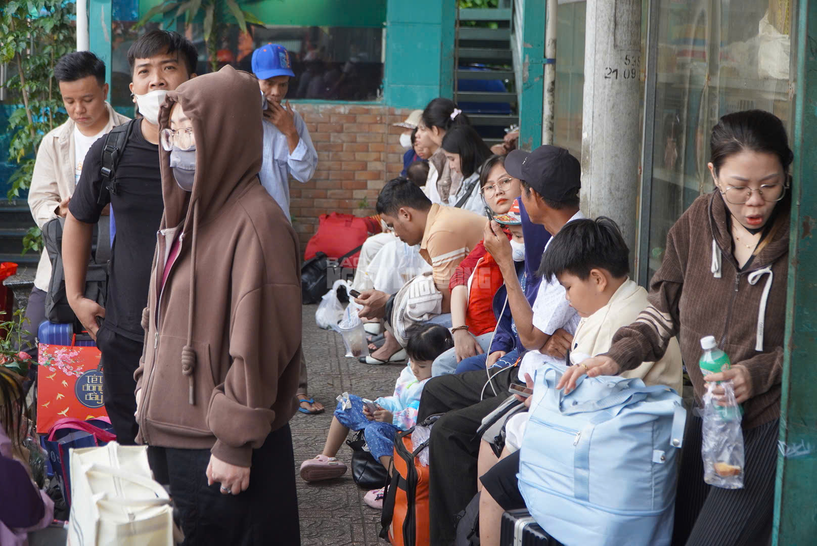 Cận cảnh Bến xe TPHCM ngày 26 tháng Chạp: Hành khách nườm nượp về quê ăn Tết 2026 - Ảnh 5. Cận cảnh Bến xe TPHCM ngày 26 tháng Chạp: Hành khách nườm nượp về quê ăn Tết 2026 - Ảnh 5.