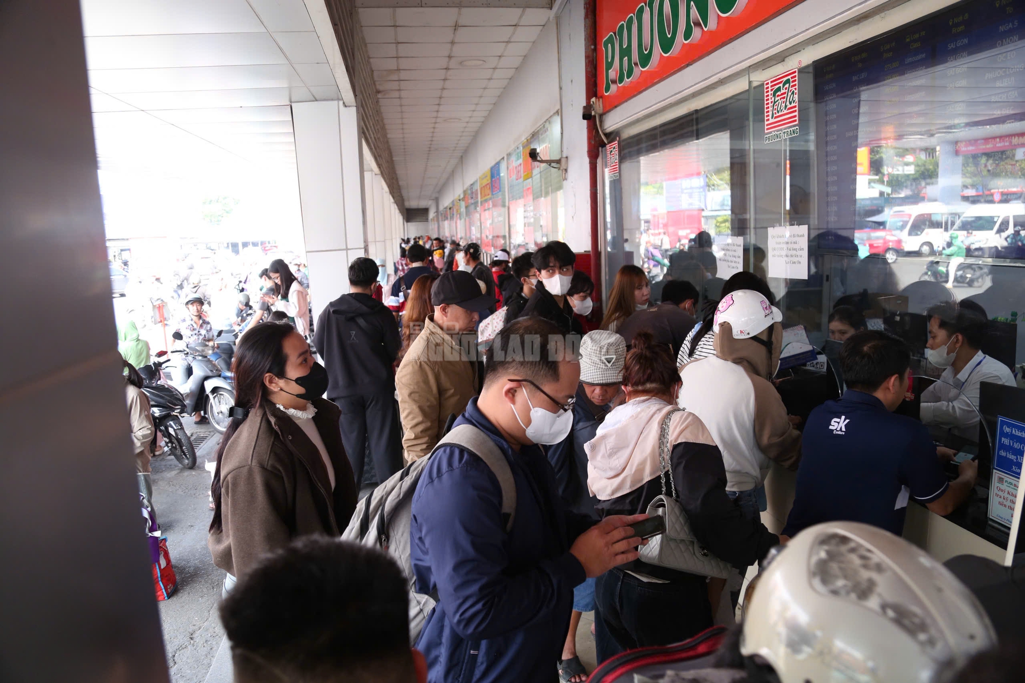 Cận cảnh Bến xe TPHCM ngày 26 tháng Chạp: Hành khách nườm nượp về quê ăn Tết 2026 - Ảnh 6. Cận cảnh Bến xe TPHCM ngày 26 tháng Chạp: Hành khách nườm nượp về quê ăn Tết 2026 - Ảnh 6.