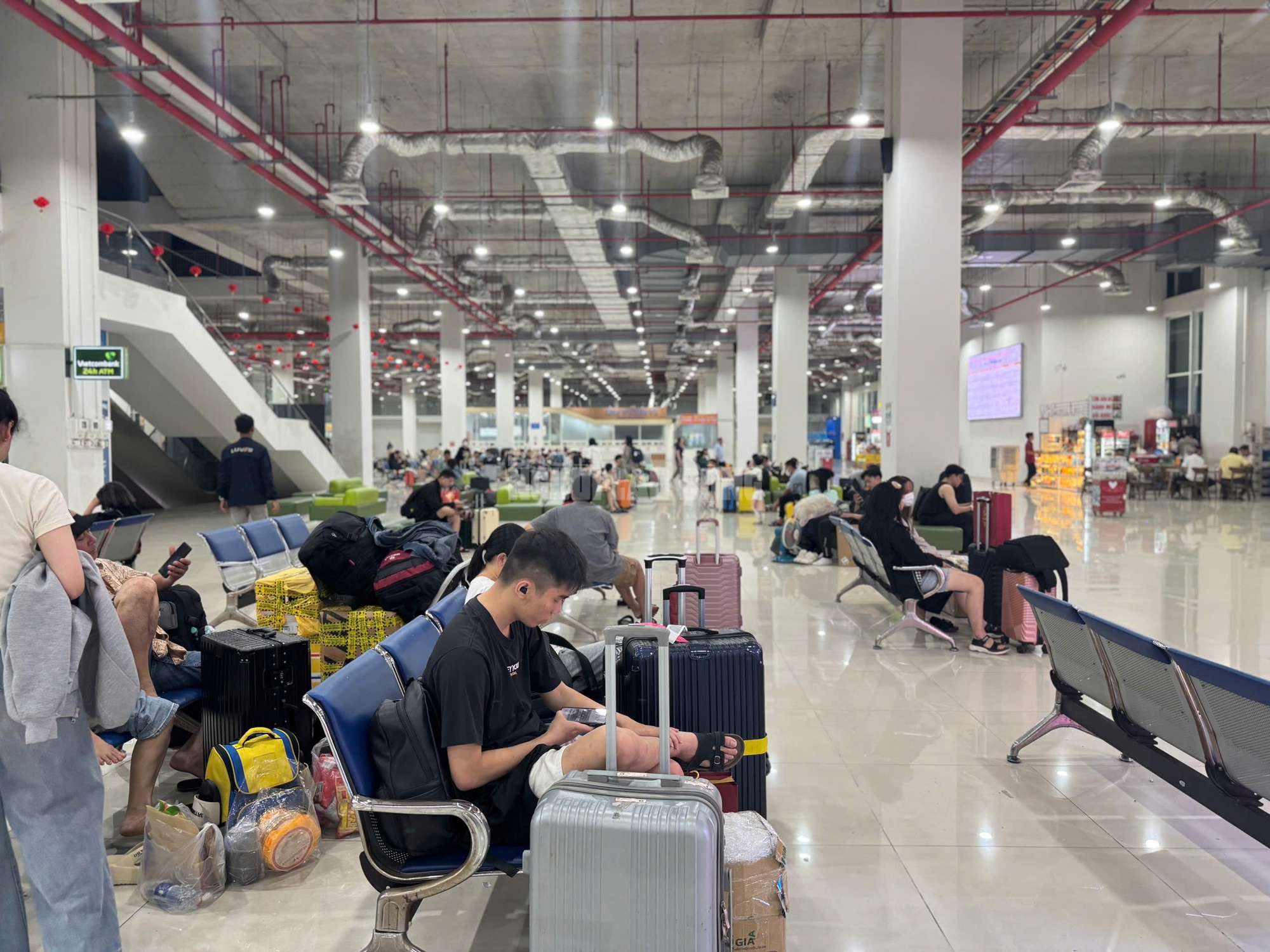 Cận cảnh Bến xe TPHCM ngày 26 tháng Chạp: Hành khách nườm nượp về quê ăn Tết 2026 - Ảnh 7. Cận cảnh Bến xe TPHCM ngày 26 tháng Chạp: Hành khách nườm nượp về quê ăn Tết 2026 - Ảnh 7.