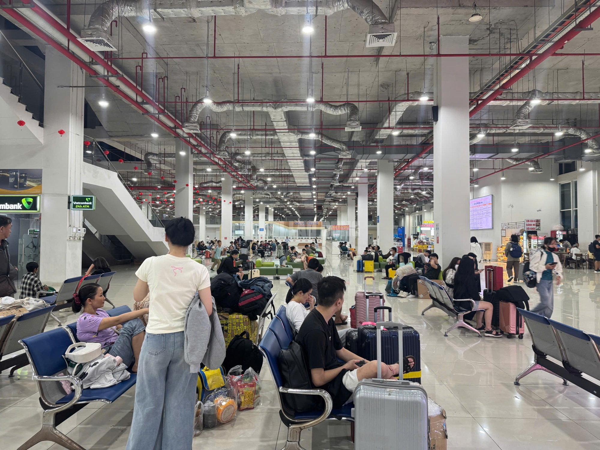 Cận cảnh Bến xe TPHCM ngày 26 tháng Chạp: Hành khách nườm nượp về quê ăn Tết 2026 - Ảnh 8. Cận cảnh Bến xe TPHCM ngày 26 tháng Chạp: Hành khách nườm nượp về quê ăn Tết 2026 - Ảnh 8.