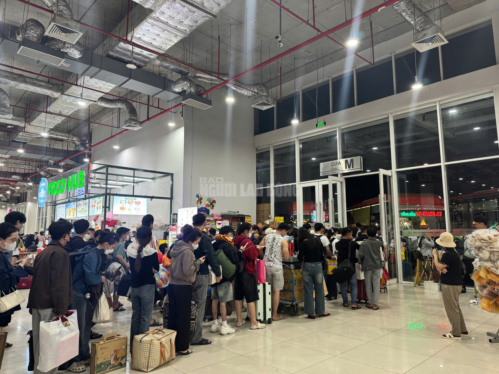 Cận cảnh Bến xe TPHCM ngày 26 tháng Chạp: Hành khách nườm nượp về quê ăn Tết 2026 - Ảnh 10. Cận cảnh Bến xe TPHCM ngày 26 tháng Chạp: Hành khách nườm nượp về quê ăn Tết 2026 - Ảnh 10.