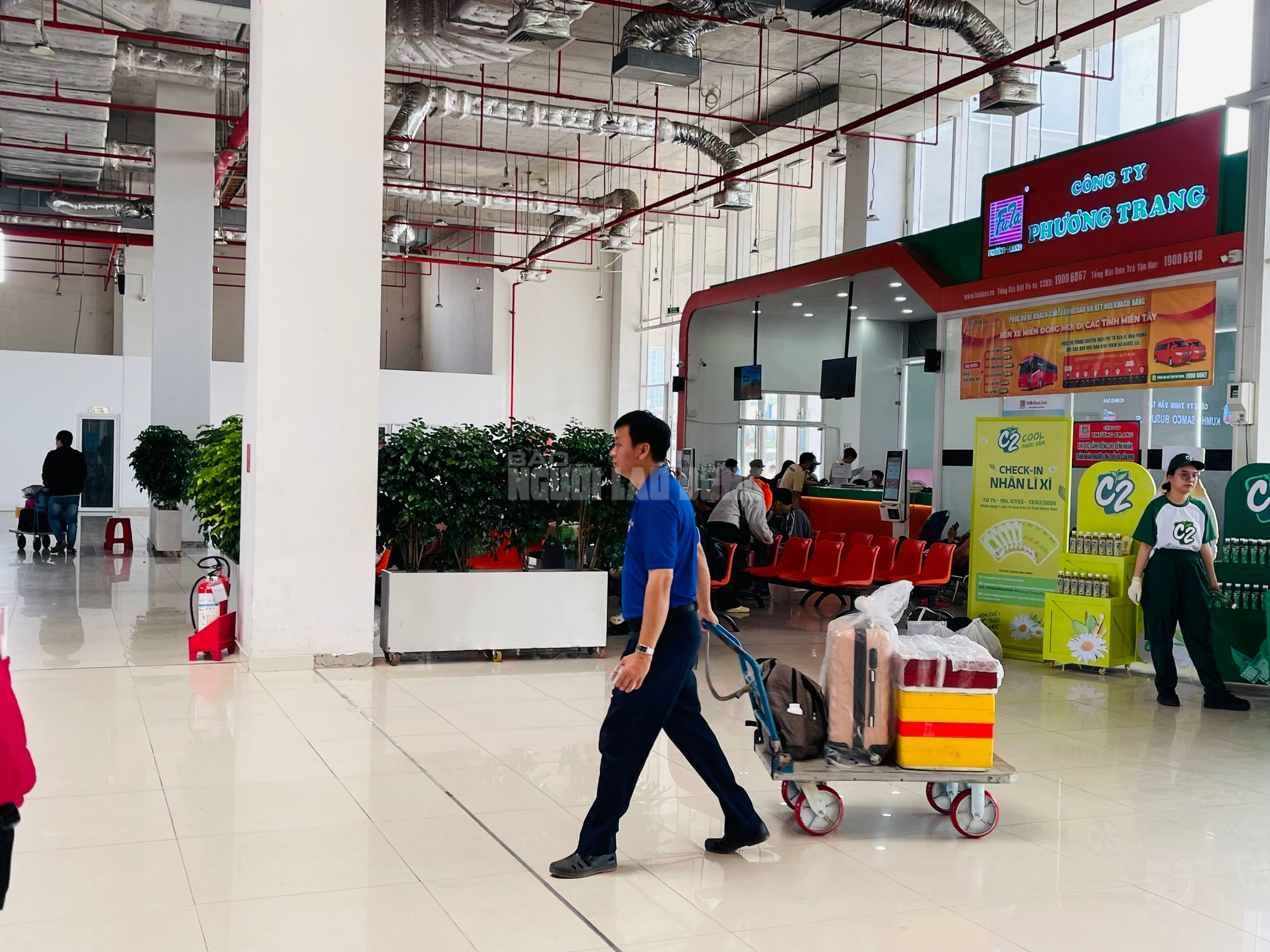 Cận cảnh Bến xe TPHCM ngày 26 tháng Chạp: Hành khách nườm nượp về quê ăn Tết 2026 - Ảnh 11. Cận cảnh Bến xe TPHCM ngày 26 tháng Chạp: Hành khách nườm nượp về quê ăn Tết 2026 - Ảnh 11.