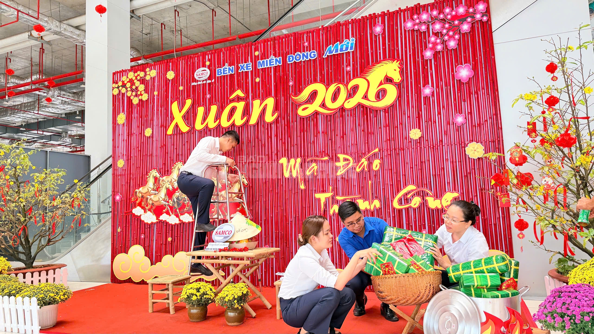 Cận cảnh Bến xe TPHCM ngày 26 tháng Chạp: Hành khách nườm nượp về quê ăn Tết 2026 - Ảnh 12. Cận cảnh Bến xe TPHCM ngày 26 tháng Chạp: Hành khách nườm nượp về quê ăn Tết 2026 - Ảnh 12.