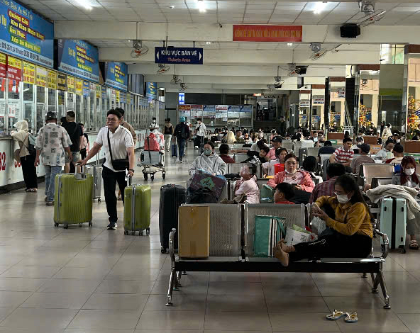 Cận cảnh Bến xe TPHCM ngày 26 tháng Chạp: Hành khách nườm nượp về quê ăn Tết 2026 - Ảnh 14. Cận cảnh Bến xe TPHCM ngày 26 tháng Chạp: Hành khách nườm nượp về quê ăn Tết 2026 - Ảnh 14.