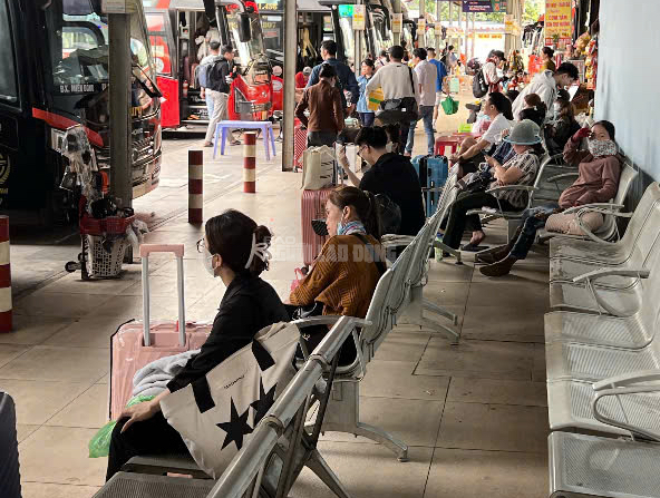 Cận cảnh Bến xe TPHCM ngày 26 tháng Chạp: Hành khách nườm nượp về quê ăn Tết 2026 - Ảnh 15. Cận cảnh Bến xe TPHCM ngày 26 tháng Chạp: Hành khách nườm nượp về quê ăn Tết 2026 - Ảnh 15.