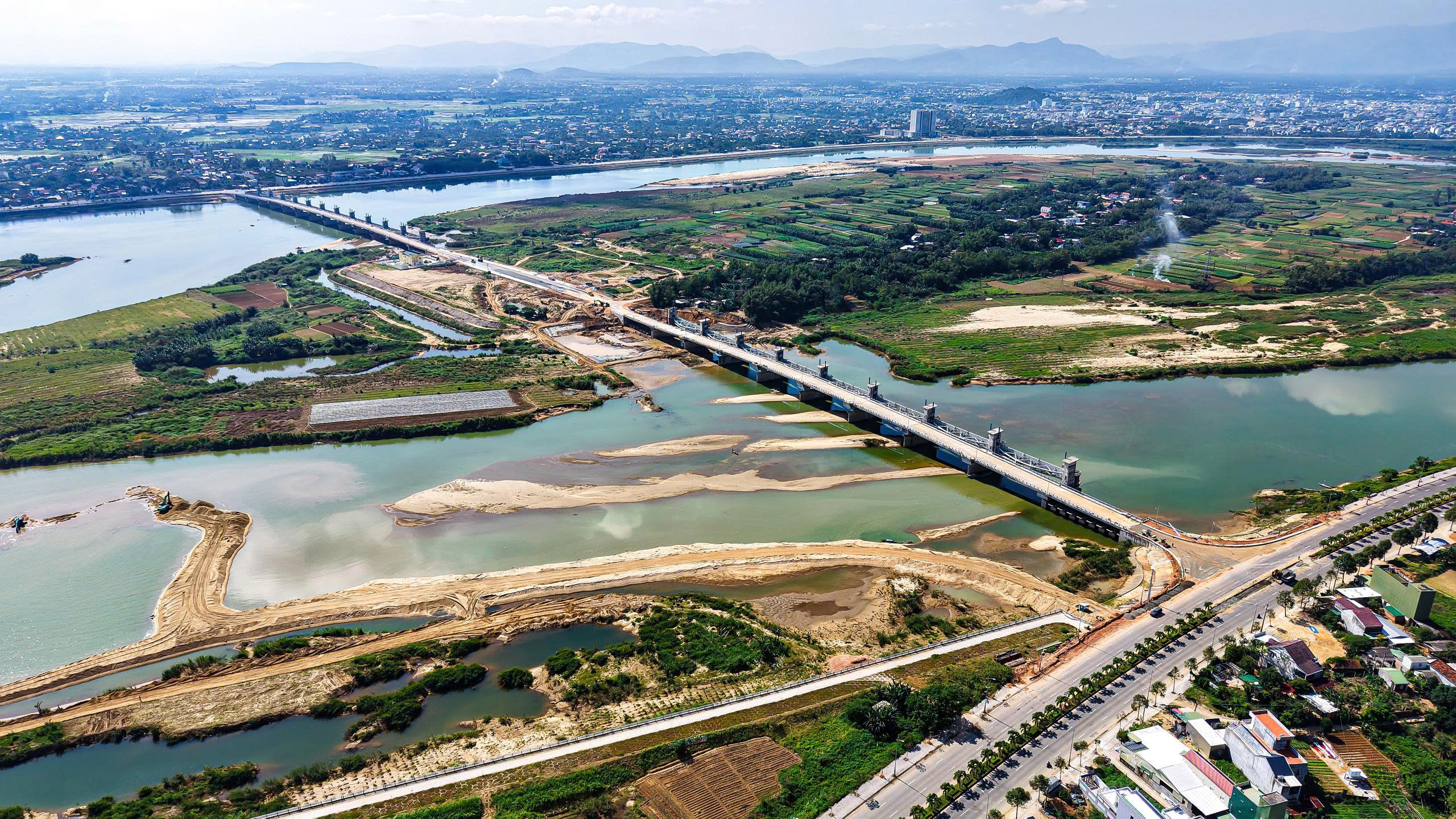 Thông xe cầu đập dâng hạ lưu sông Trà Khúc ngày cận Tết, bà con mừng - Ảnh 2.