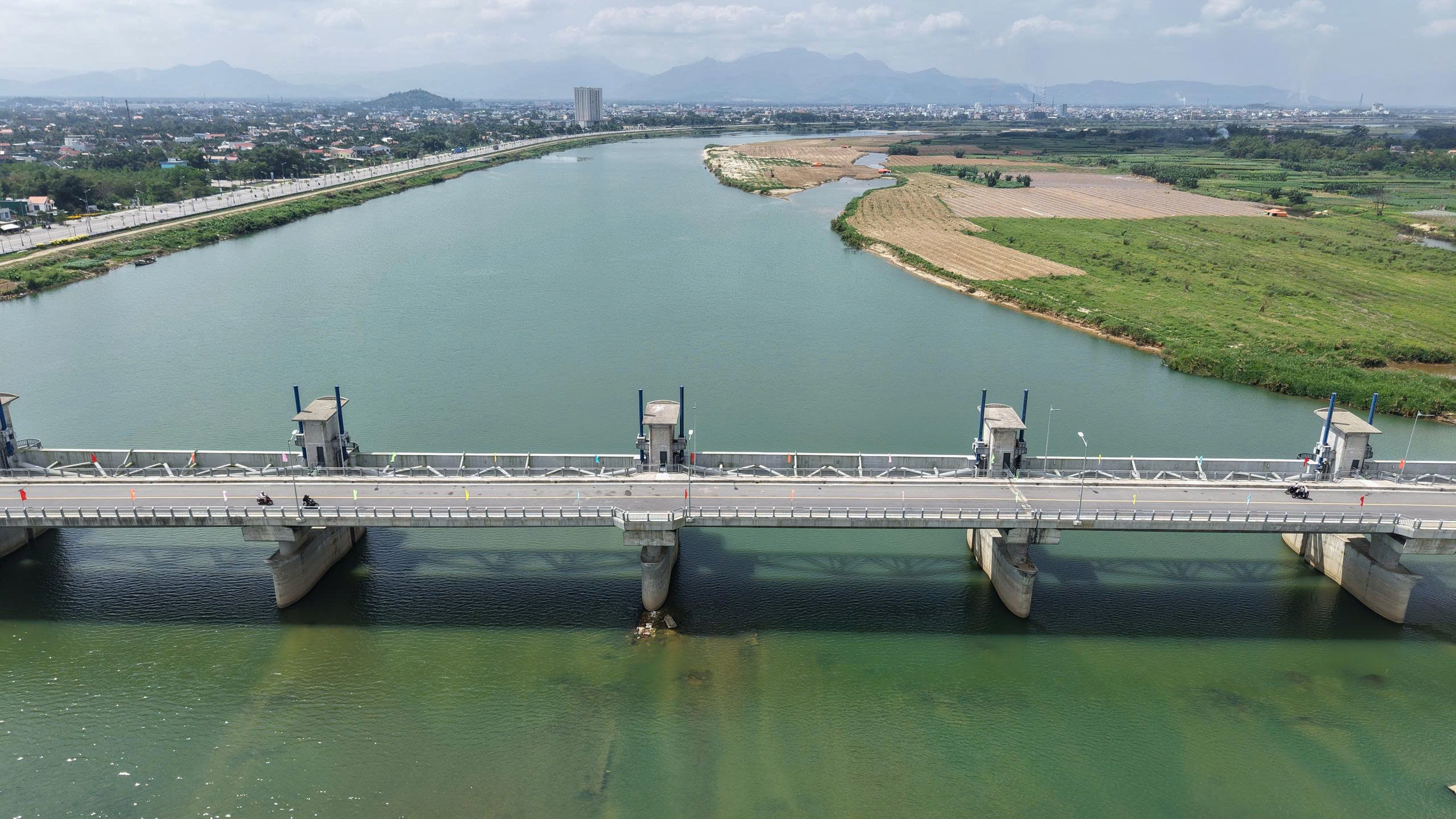 Thông xe cầu đập dâng hạ lưu sông Trà Khúc ngày cận Tết, bà con mừng - Ảnh 3.