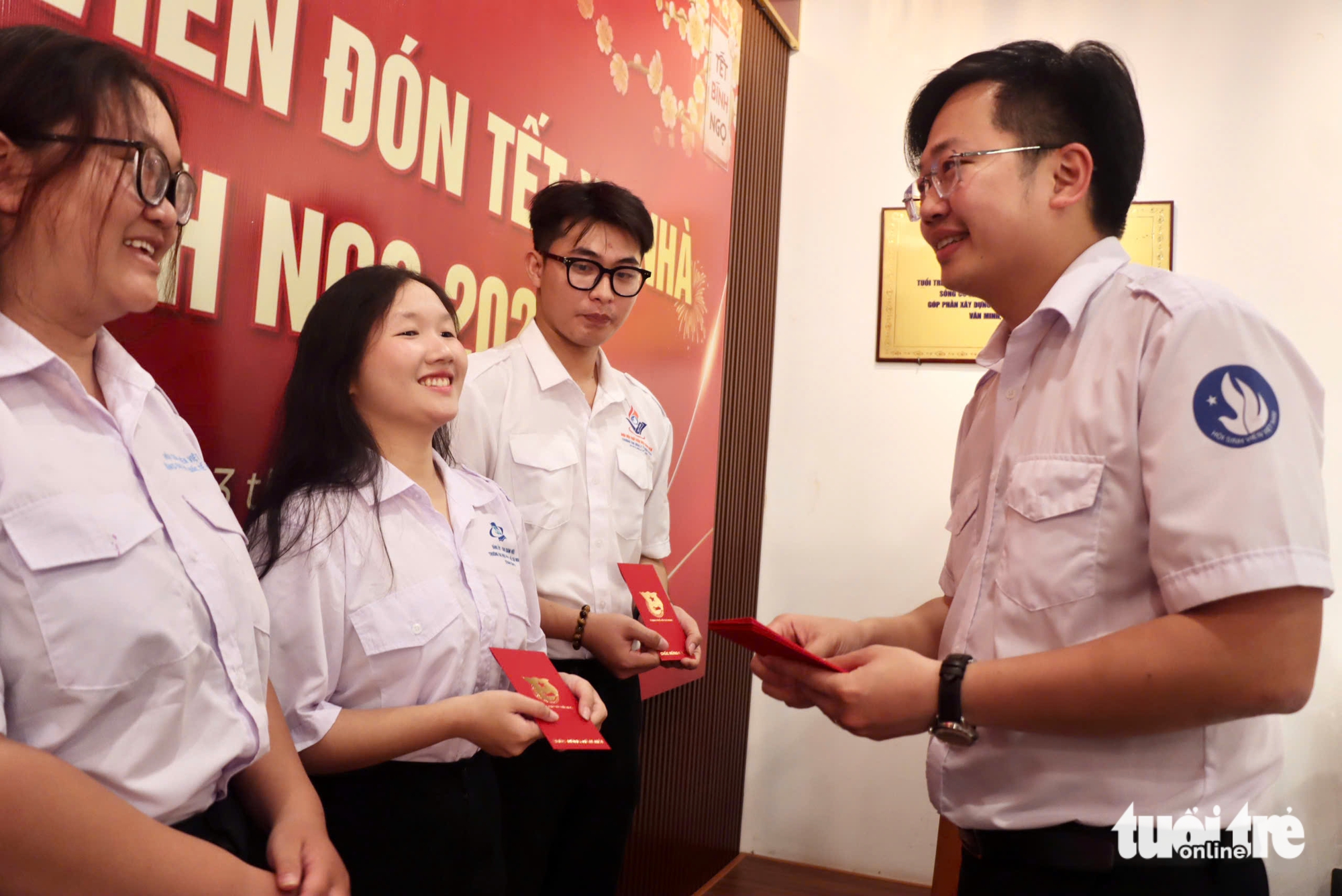 Tết xa nhà, sinh viên nhận hơi ấm nghĩa tình từ Hội Sinh viên Việt Nam TP.HCM 2 sinh viên - Ảnh 2.