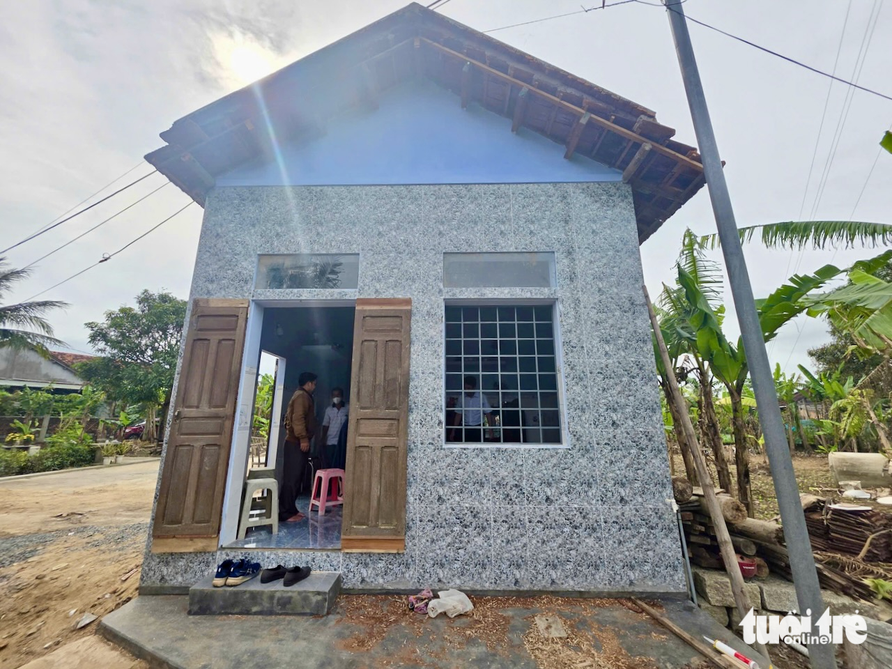 Bạn đọc báo Tuổi Trẻ hỗ trợ 2 vợ chồng già vùng lũ có nhà mới ngay dịp Tết - Ảnh 4.