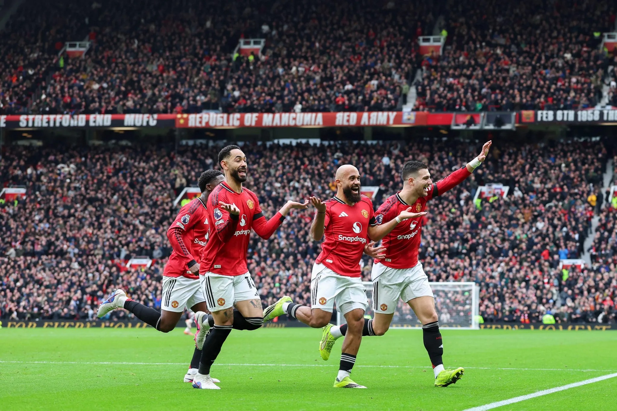 HLV Carrick đã vực dậy Man United thế nào qua 5 trận đầu tiên? 2 HLV Carrick đã vực dậy Man United thế nào qua 5 trận đầu tiên? - Ảnh 2.