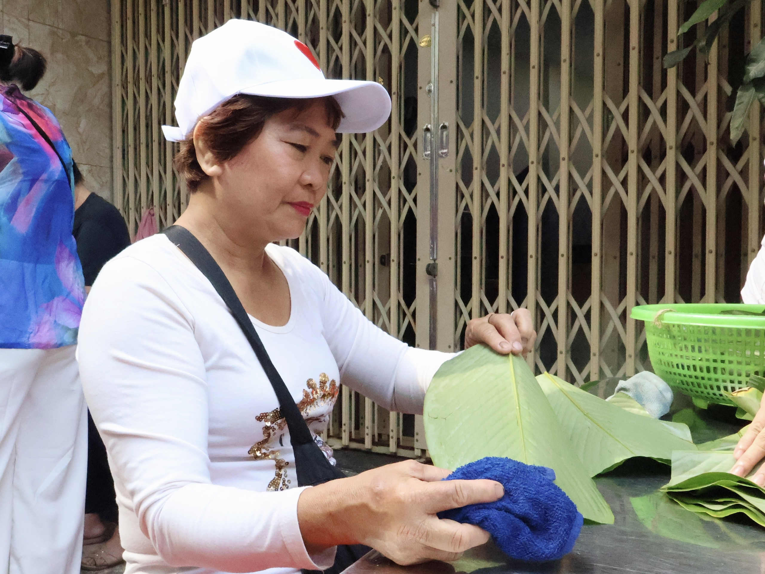 Thức trắng 4 đêm, gói hơn 800 bánh chưng 'trao tết' cho bà con khó khăn - Ảnh 4.