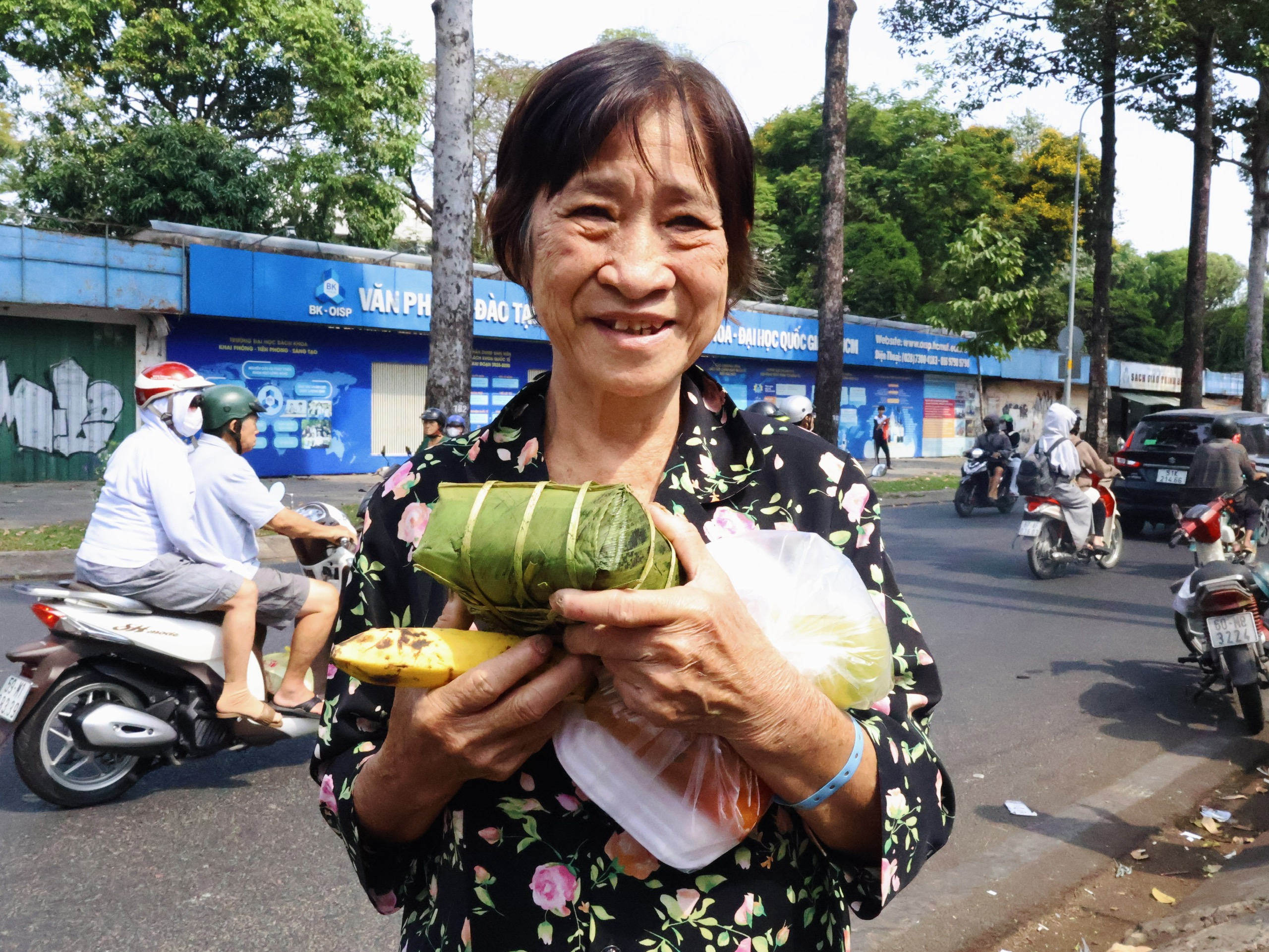 Thức trắng 4 đêm, gói hơn 800 bánh chưng 'trao tết' cho bà con khó khăn - Ảnh 11.