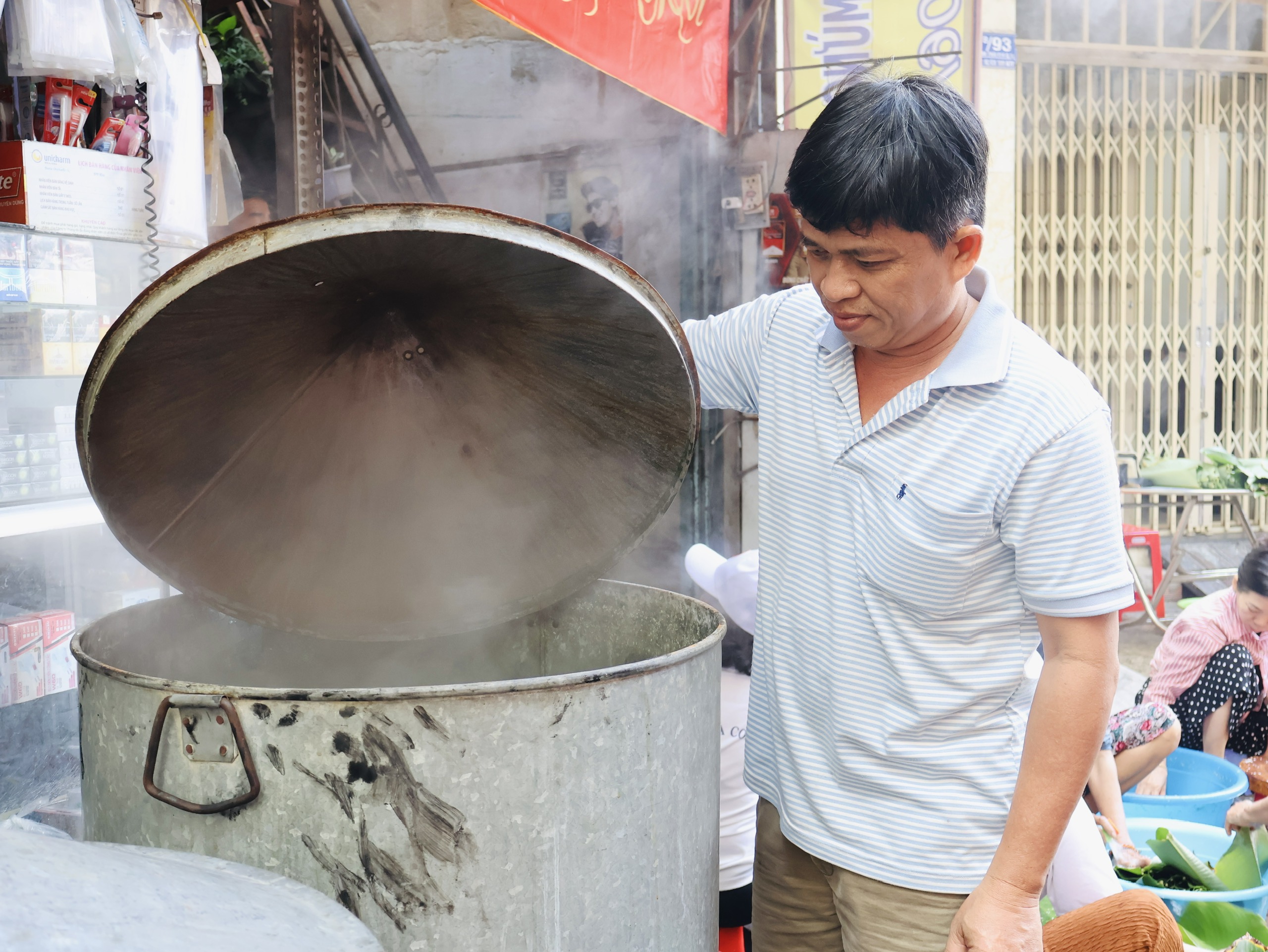 Thức trắng 4 đêm, gói hơn 800 bánh chưng 'trao tết' cho bà con khó khăn - Ảnh 12.