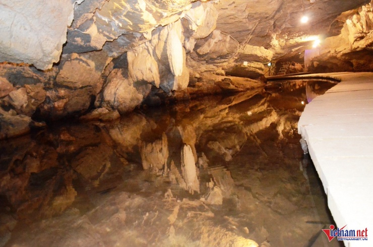 Nước trong động rất trong, mát lạnh và có thể nhìn thấy đáy