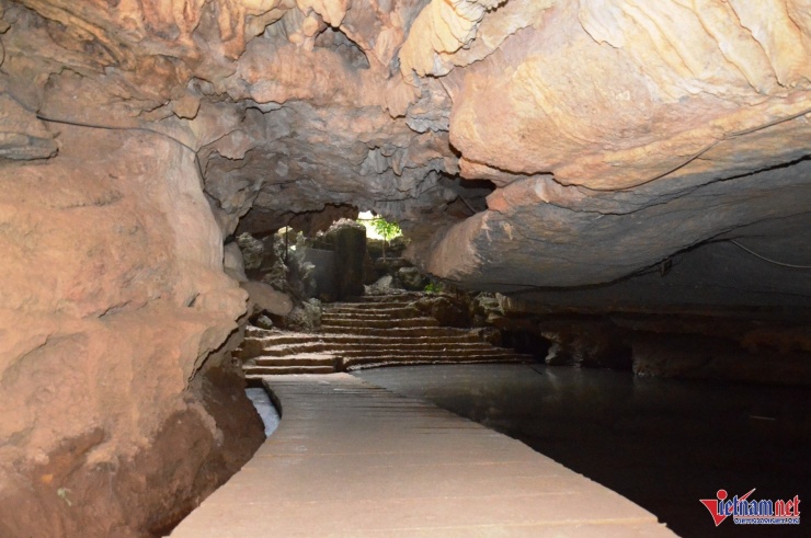 Cuối động là lối đi ra khu rừng bên ngoài hút gió