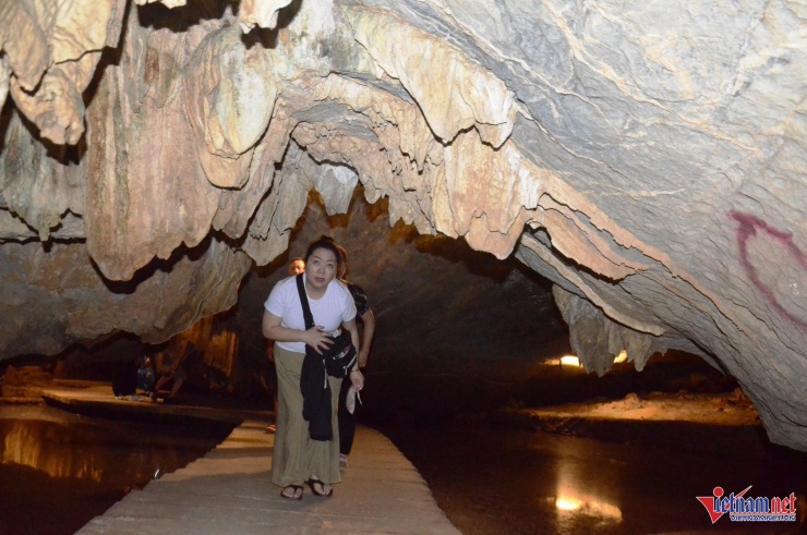 Trong động có nhiều đoạn thấp, du khách phải luồn, cúi người để qua những vách đá