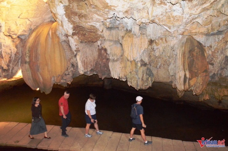 Từ trên cửa động nhìn xuống là một khoảng không lớn