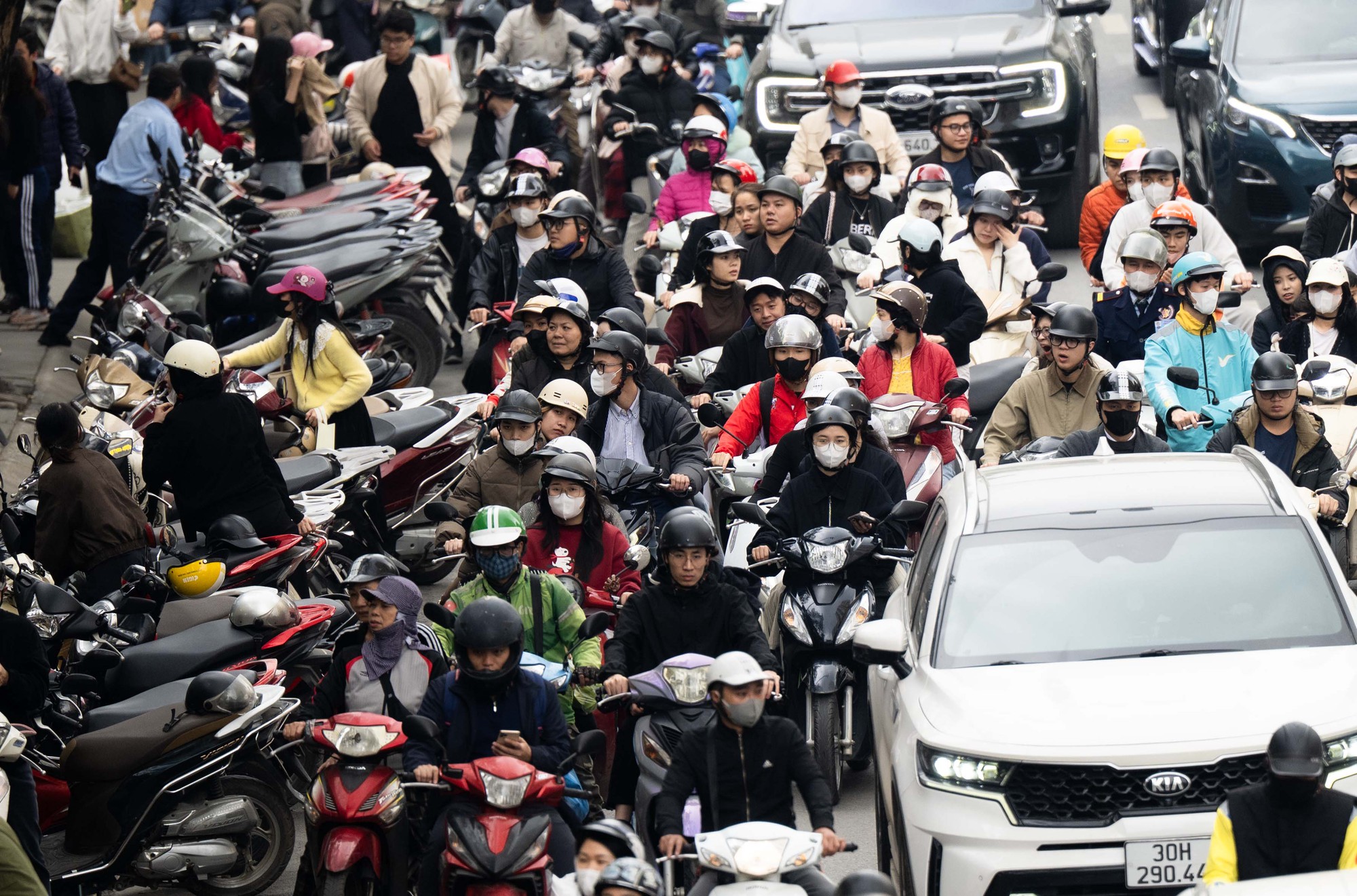 Cảnh tượng ở bến xe miền Tây chiều 26 Tết!- Ảnh 2.