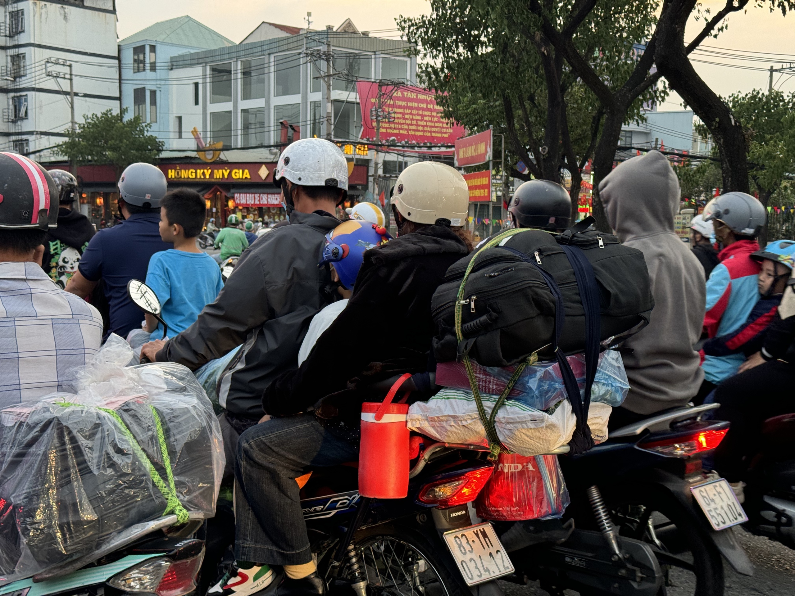 Cảnh tượng ở bến xe miền Tây chiều 26 Tết!- Ảnh 7.