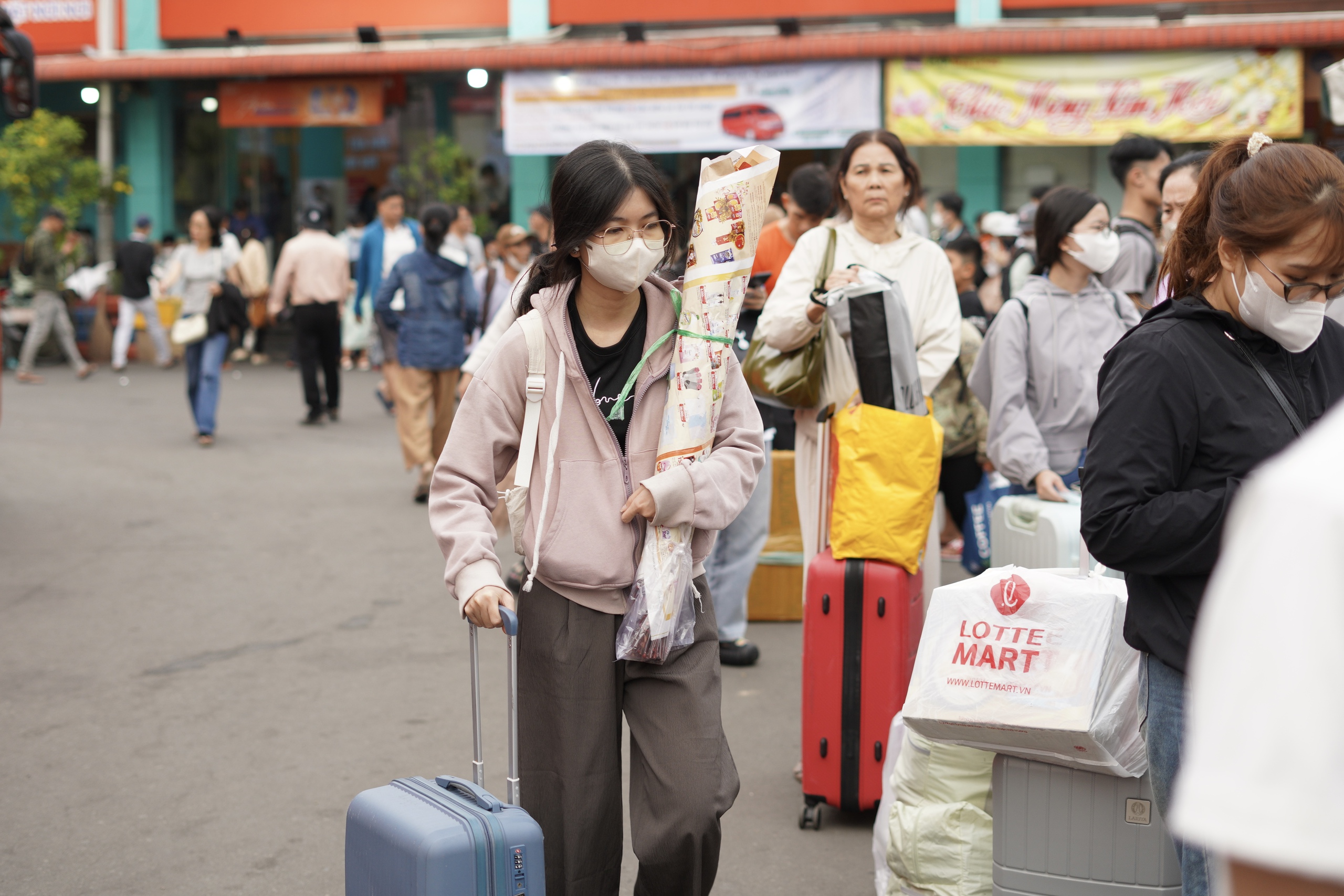 Cảnh tượng ở bến xe miền Tây chiều 26 Tết!- Ảnh 8.