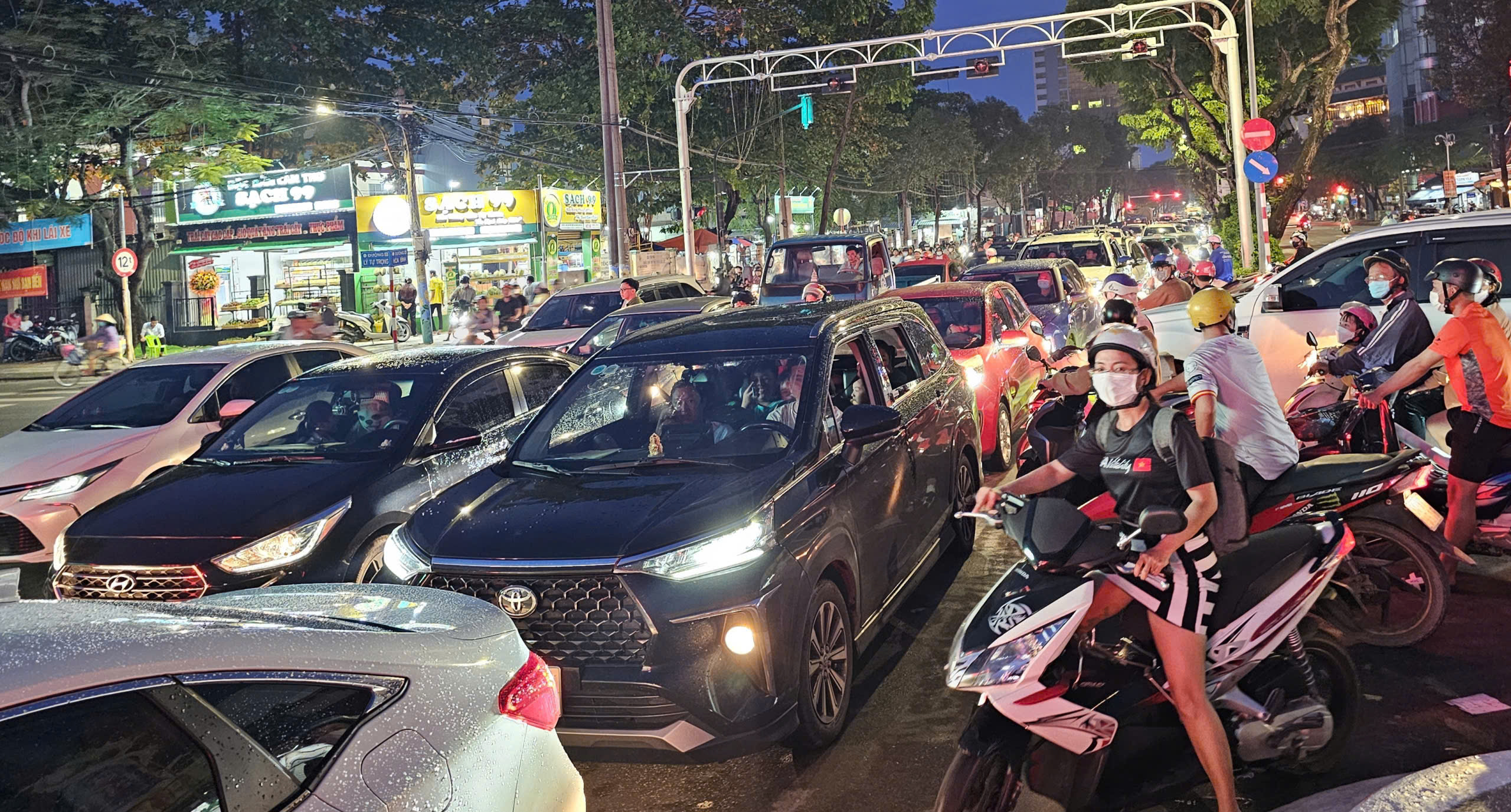 Ùn tắc giao thông - Ảnh 2.