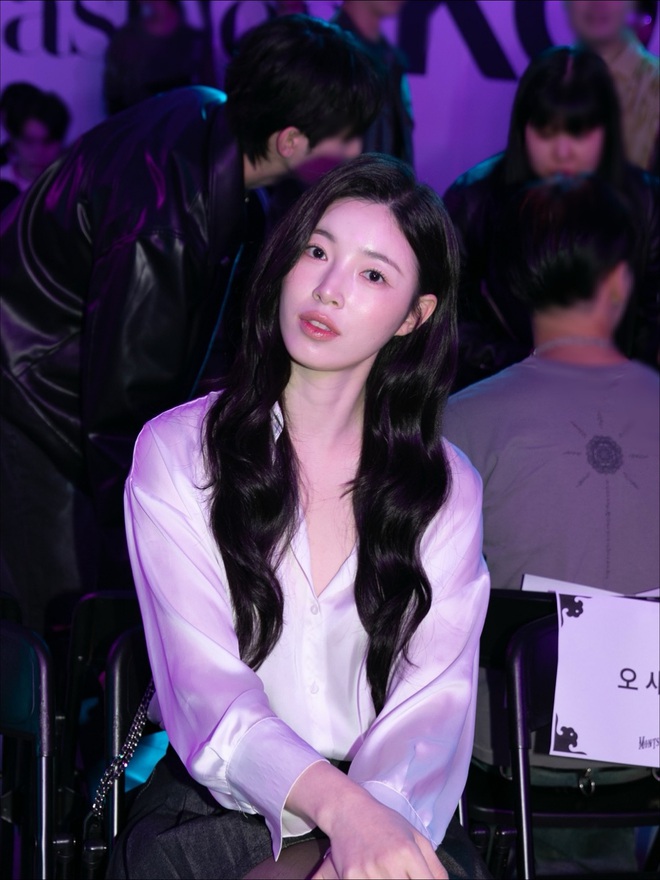 1770988315 710 Nu hoang hinh the dang gay bao mang vi lot