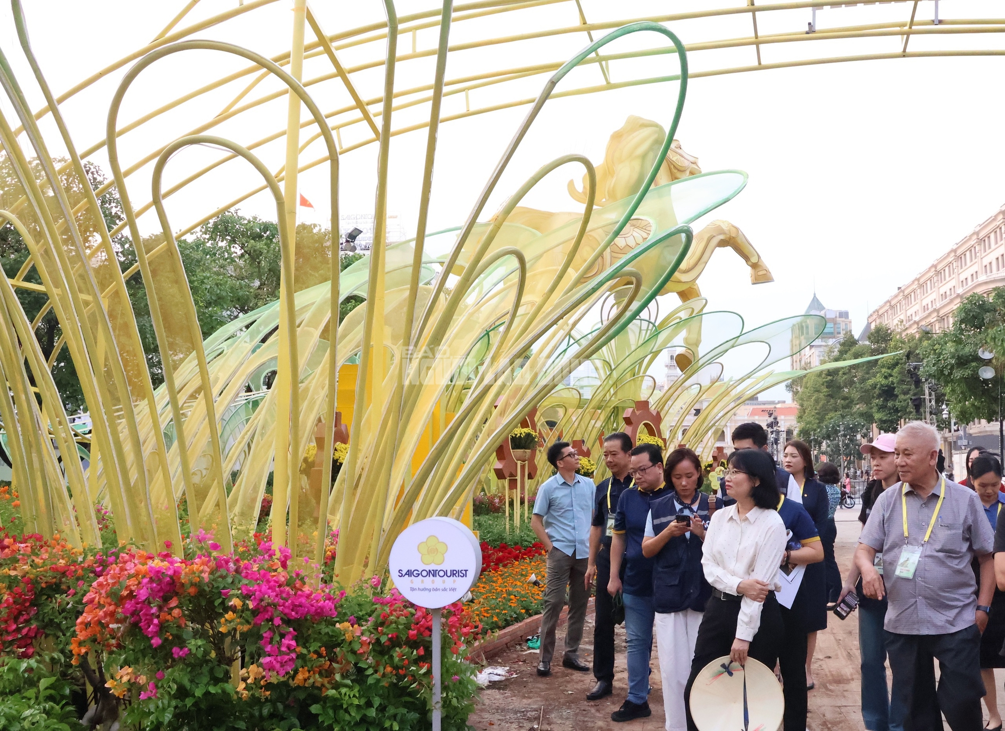 Phó Chủ tịch UBND TPHCM kiểm tra Đường hoa Nguyễn Huệ Tết Bính Ngọ 2026 trước giờ G - Ảnh 3.