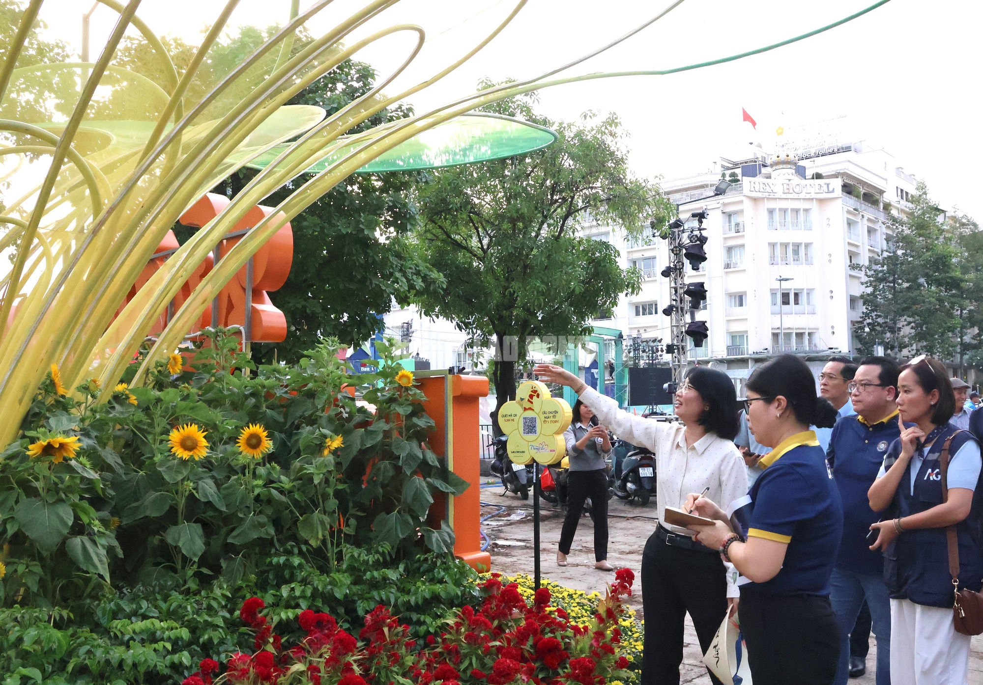 Phó Chủ tịch UBND TPHCM kiểm tra Đường hoa Nguyễn Huệ Tết Bính Ngọ 2026 trước giờ G - Ảnh 4.