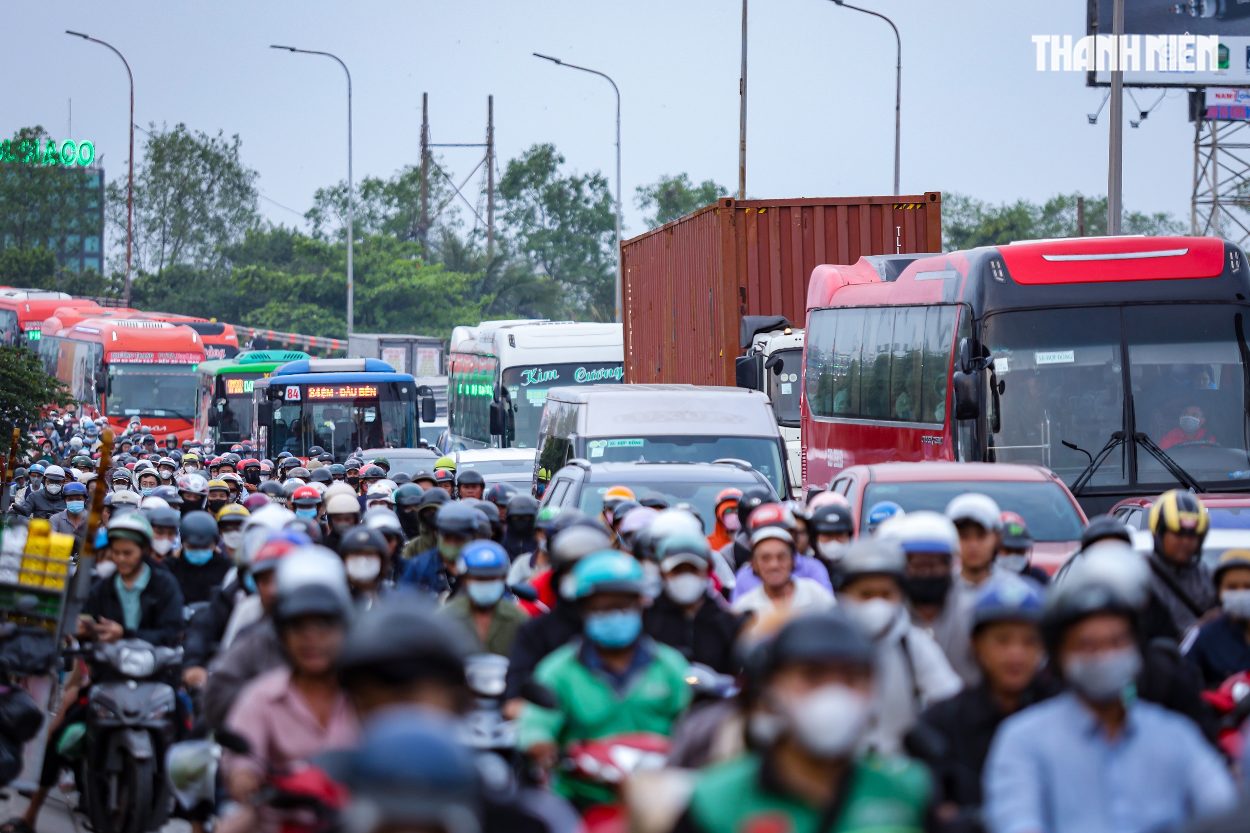 Biển người nối nhau từ TP.HCM về miền Tây chiều 26 tết, khổ vẫn về quê- Ảnh 2. Biển người nối nhau từ TP.HCM về miền Tây chiều 26 tết, khổ vẫn về quê- Ảnh 2.