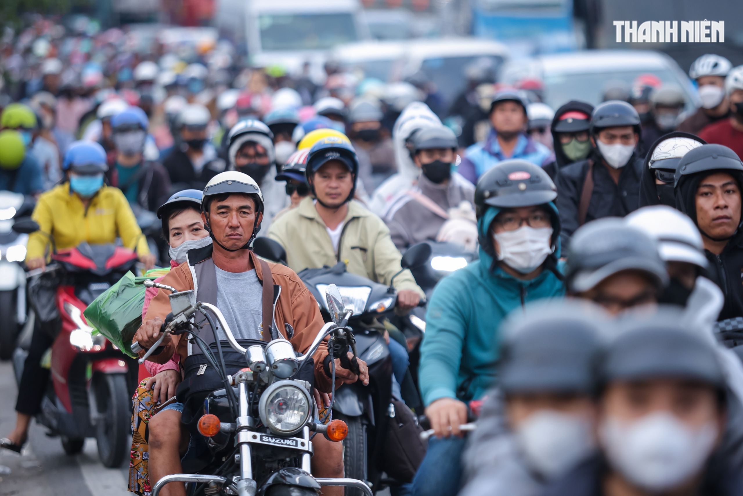 Biển người nối nhau từ TP.HCM về miền Tây chiều 26 tết, khổ vẫn về quê- Ảnh 3. Biển người nối nhau từ TP.HCM về miền Tây chiều 26 tết, khổ vẫn về quê- Ảnh 3.