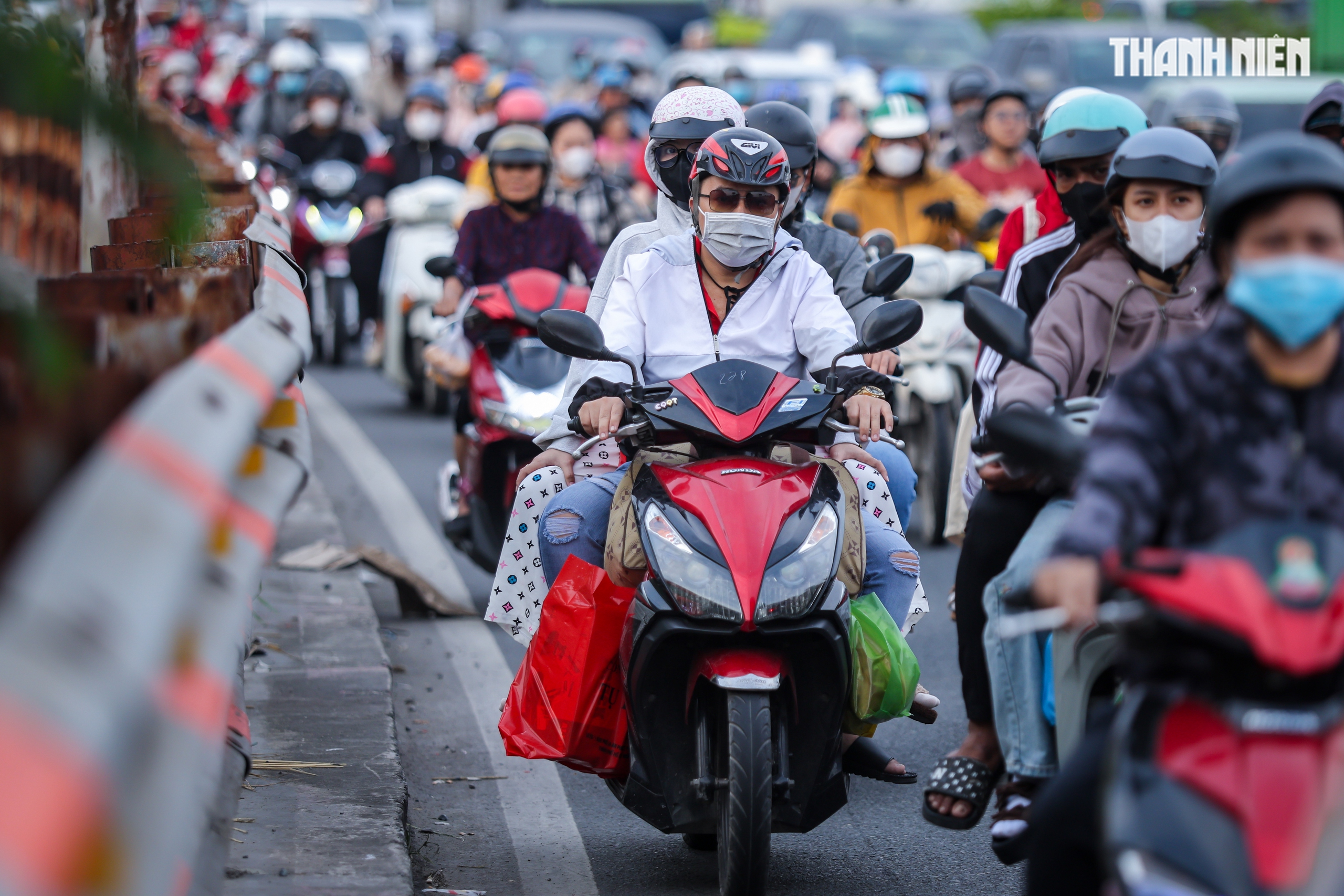 Biển người nối nhau từ TP.HCM về miền Tây chiều 26 tết, khổ vẫn về quê- Ảnh 4. Biển người nối nhau từ TP.HCM về miền Tây chiều 26 tết, khổ vẫn về quê- Ảnh 4.