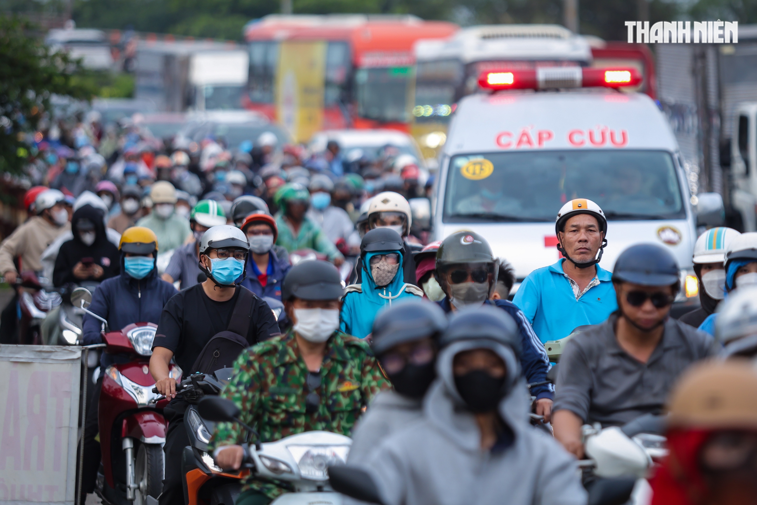 Biển người nối nhau từ TP.HCM về miền Tây chiều 26 tết, khổ vẫn về quê- Ảnh 5. Biển người nối nhau từ TP.HCM về miền Tây chiều 26 tết, khổ vẫn về quê- Ảnh 5.