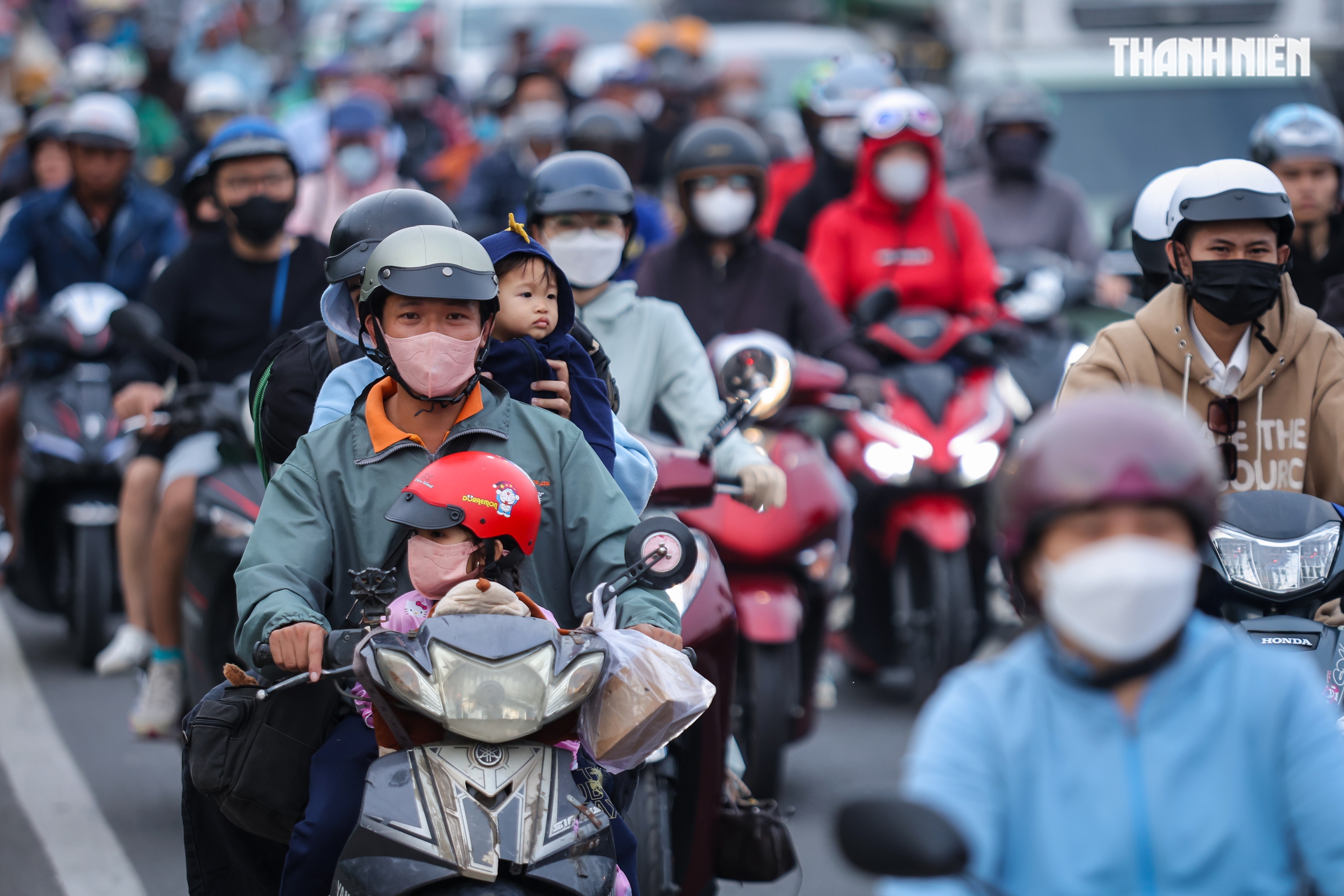 Biển người nối nhau từ TP.HCM về miền Tây chiều 26 tết, khổ vẫn về quê- Ảnh 7. Biển người nối nhau từ TP.HCM về miền Tây chiều 26 tết, khổ vẫn về quê- Ảnh 7.