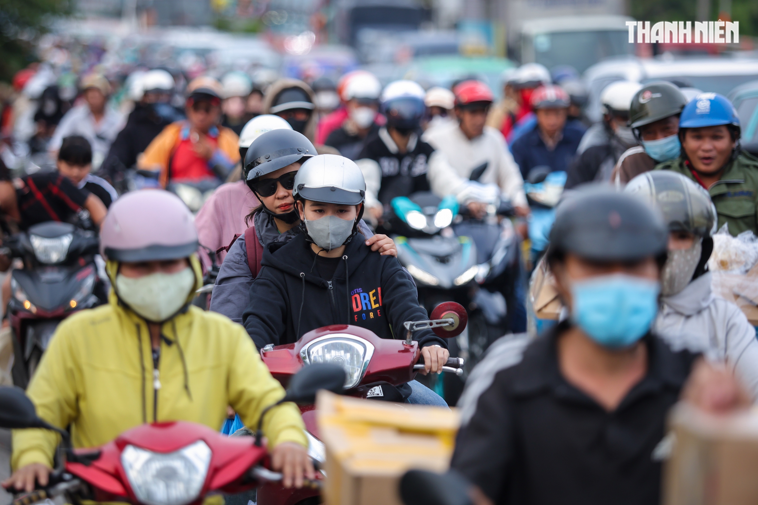 Biển người nối nhau từ TP.HCM về miền Tây chiều 26 tết, khổ vẫn về quê- Ảnh 9. Biển người nối nhau từ TP.HCM về miền Tây chiều 26 tết, khổ vẫn về quê- Ảnh 9.