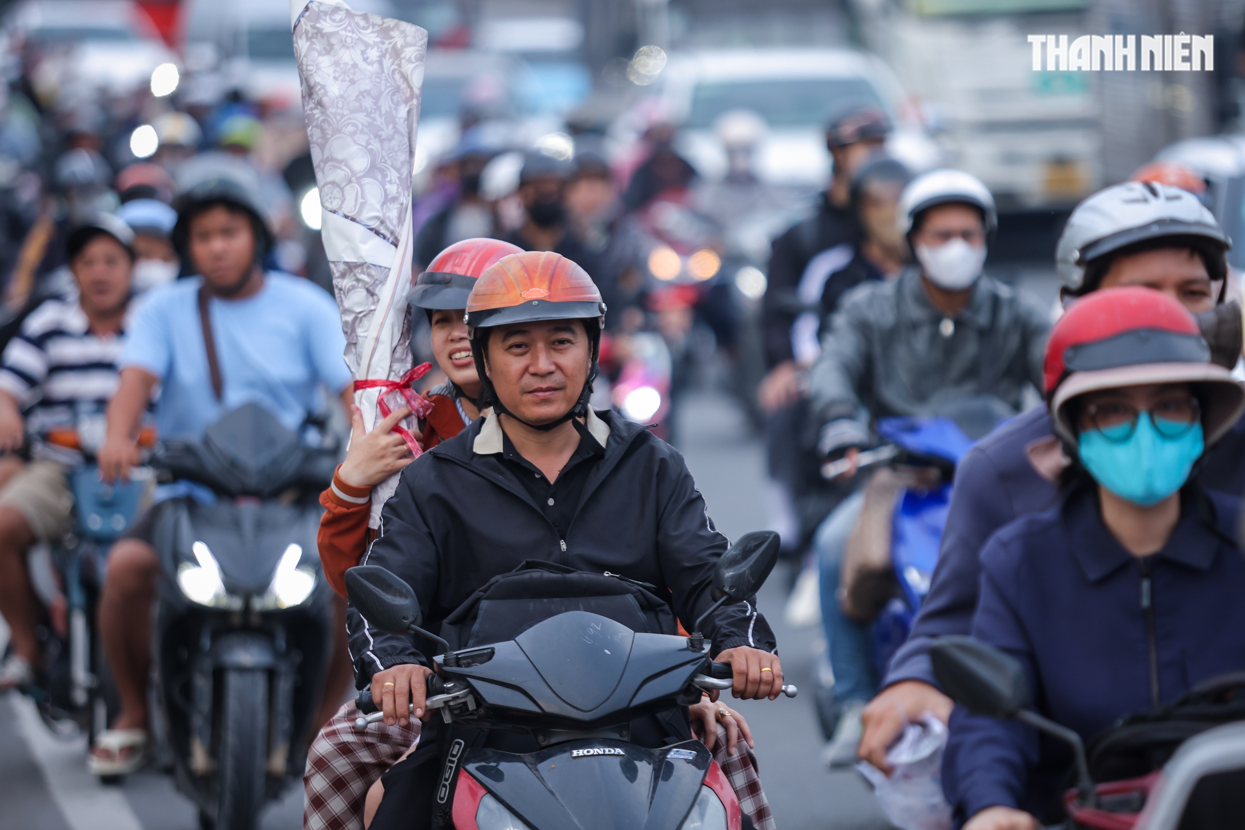 Biển người nối nhau từ TP.HCM về miền Tây chiều 26 tết, khổ vẫn về quê- Ảnh 10. Biển người nối nhau từ TP.HCM về miền Tây chiều 26 tết, khổ vẫn về quê- Ảnh 10.