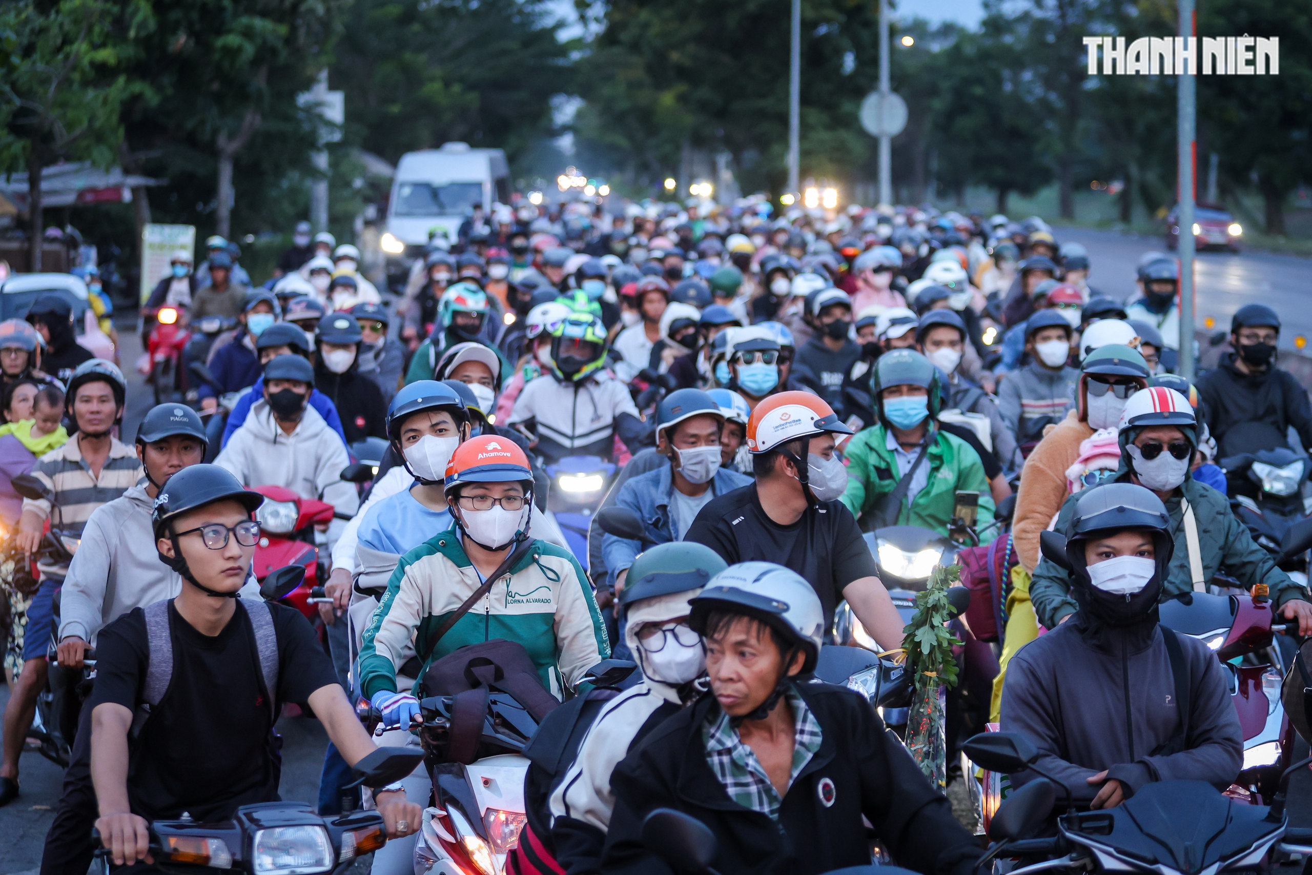 Biển người nối nhau từ TP.HCM về miền Tây chiều 26 tết, khổ vẫn về quê- Ảnh 13. Biển người nối nhau từ TP.HCM về miền Tây chiều 26 tết, khổ vẫn về quê- Ảnh 13.