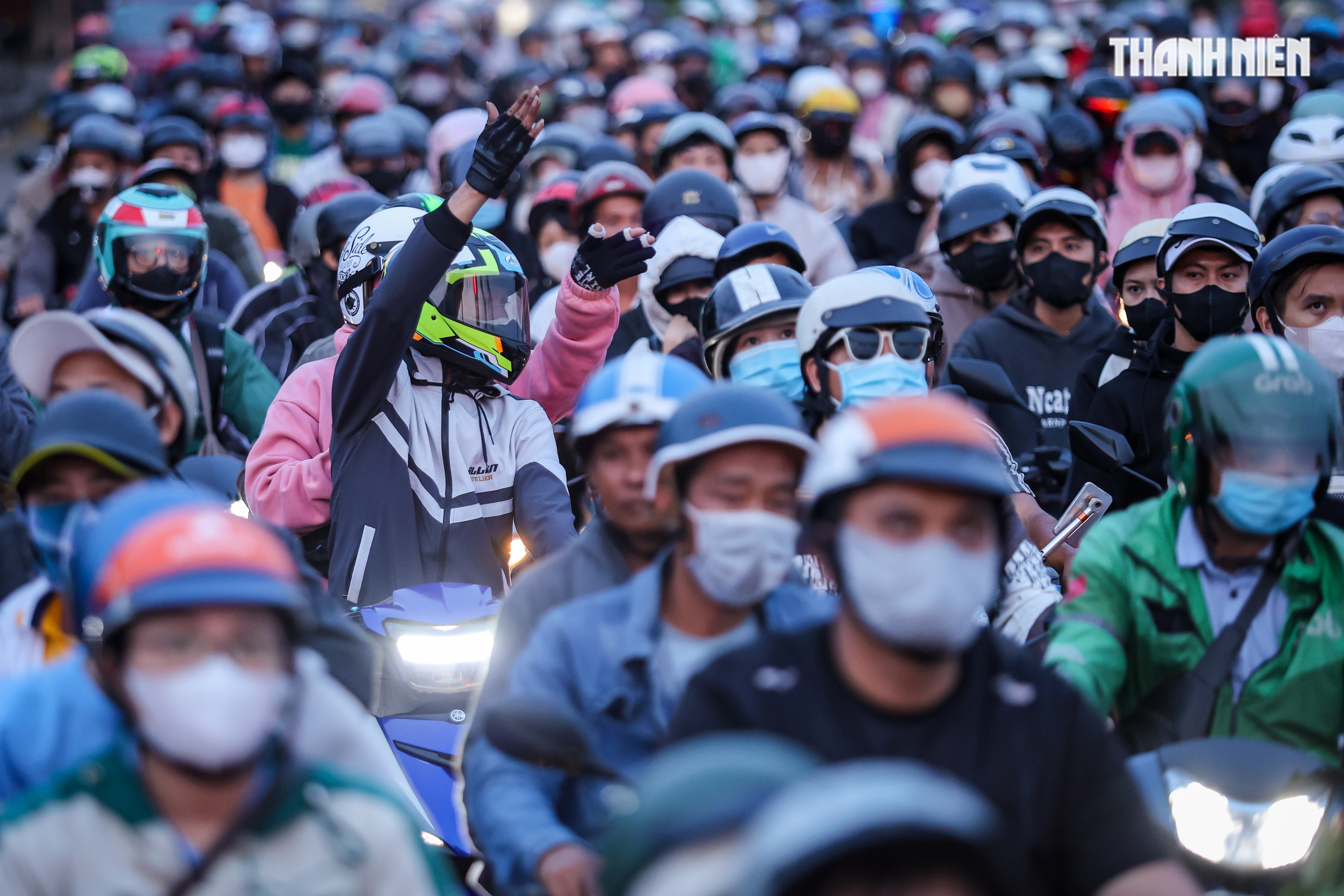 Biển người nối nhau từ TP.HCM về miền Tây chiều 26 tết, khổ vẫn về quê- Ảnh 14. Biển người nối nhau từ TP.HCM về miền Tây chiều 26 tết, khổ vẫn về quê- Ảnh 14.