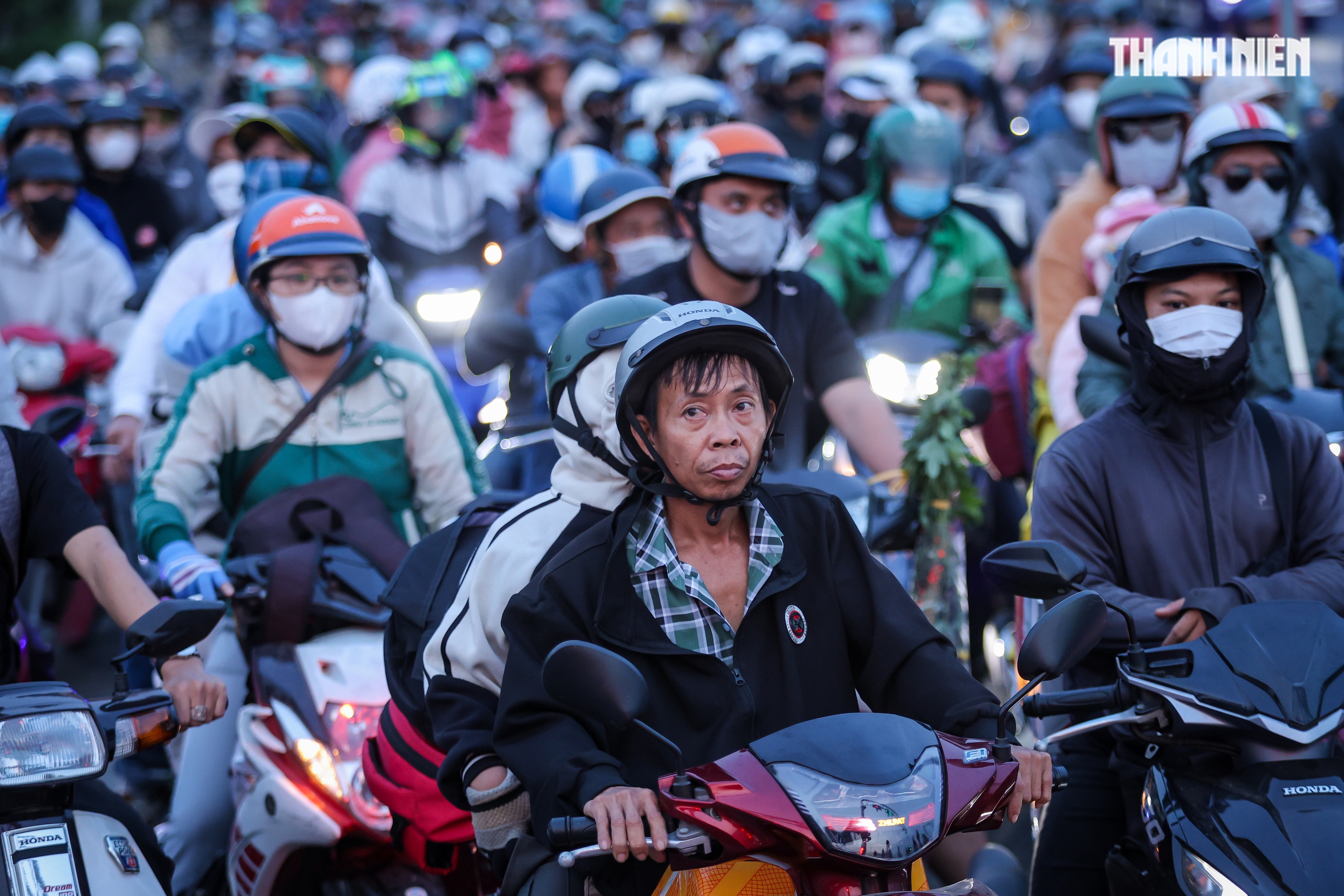 Biển người nối nhau từ TP.HCM về miền Tây chiều 26 tết, khổ vẫn về quê- Ảnh 15. Biển người nối nhau từ TP.HCM về miền Tây chiều 26 tết, khổ vẫn về quê- Ảnh 15.