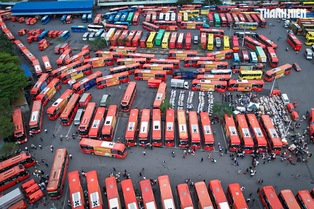 Biển người nối nhau từ TP.HCM về miền Tây chiều 26 tết, khổ vẫn về quê- Ảnh 18. Biển người nối nhau từ TP.HCM về miền Tây chiều 26 tết, khổ vẫn về quê- Ảnh 18.