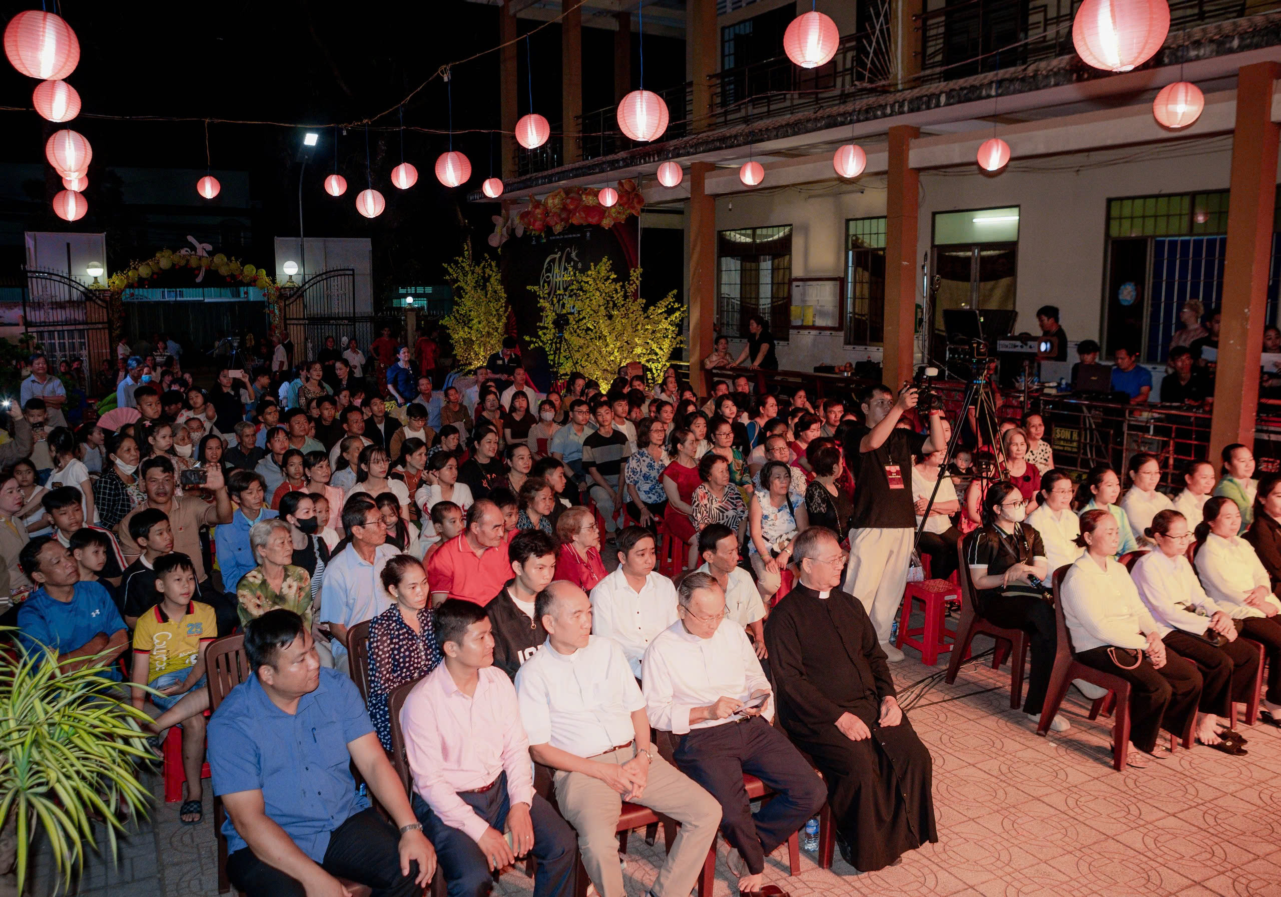 Danh ca Giao Linh: 'Tôi từng ngồi xe... chở heo đi diễn tết'- Ảnh 4.