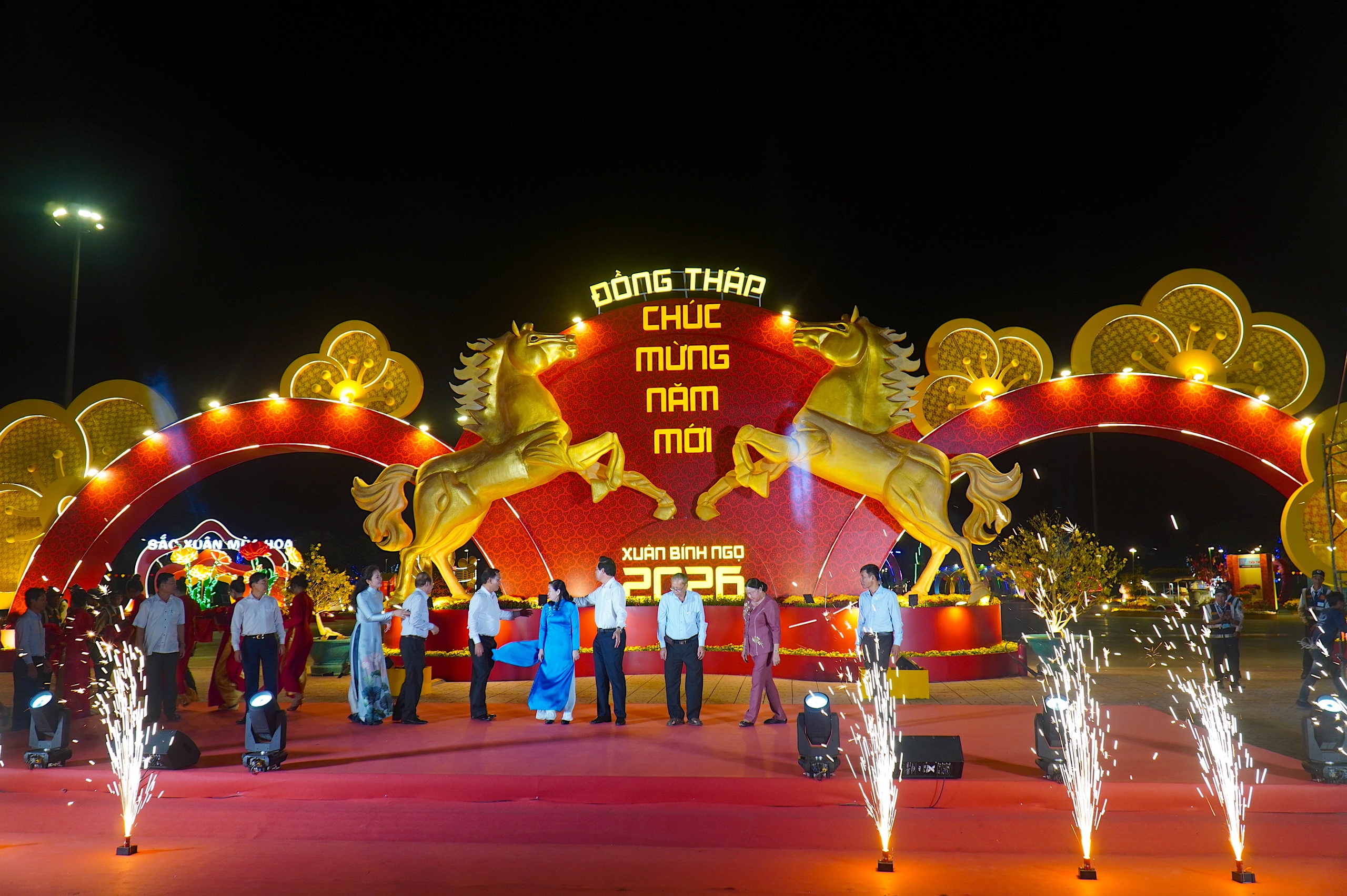 Người dân chen chân xem "đàn ngựa phi nước đại" tại đường hoa tỉnh Đồng Tháp - Ảnh 2.