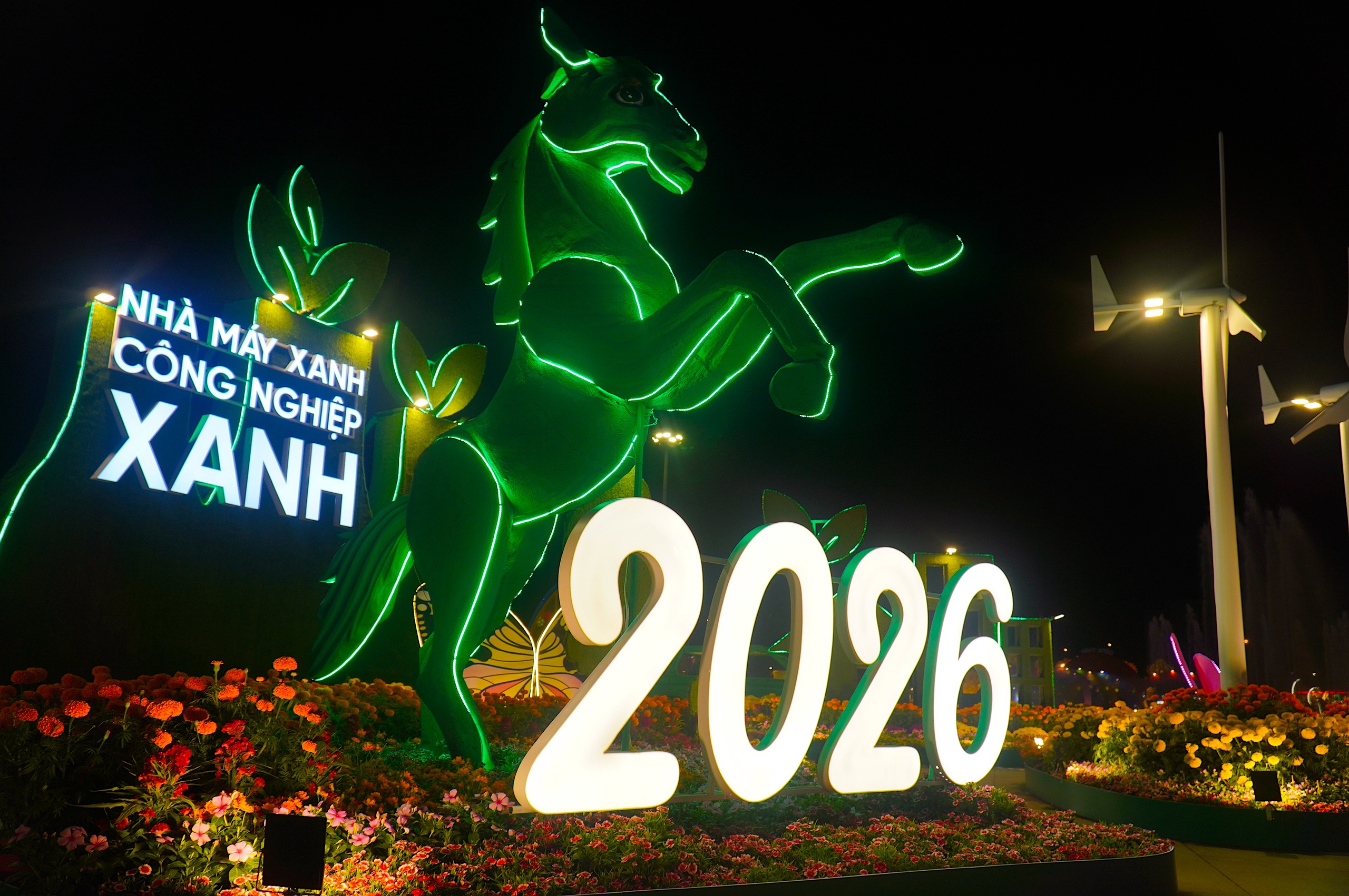 Người dân chen chân xem "đàn ngựa phi nước đại" tại đường hoa tỉnh Đồng Tháp - Ảnh 5.