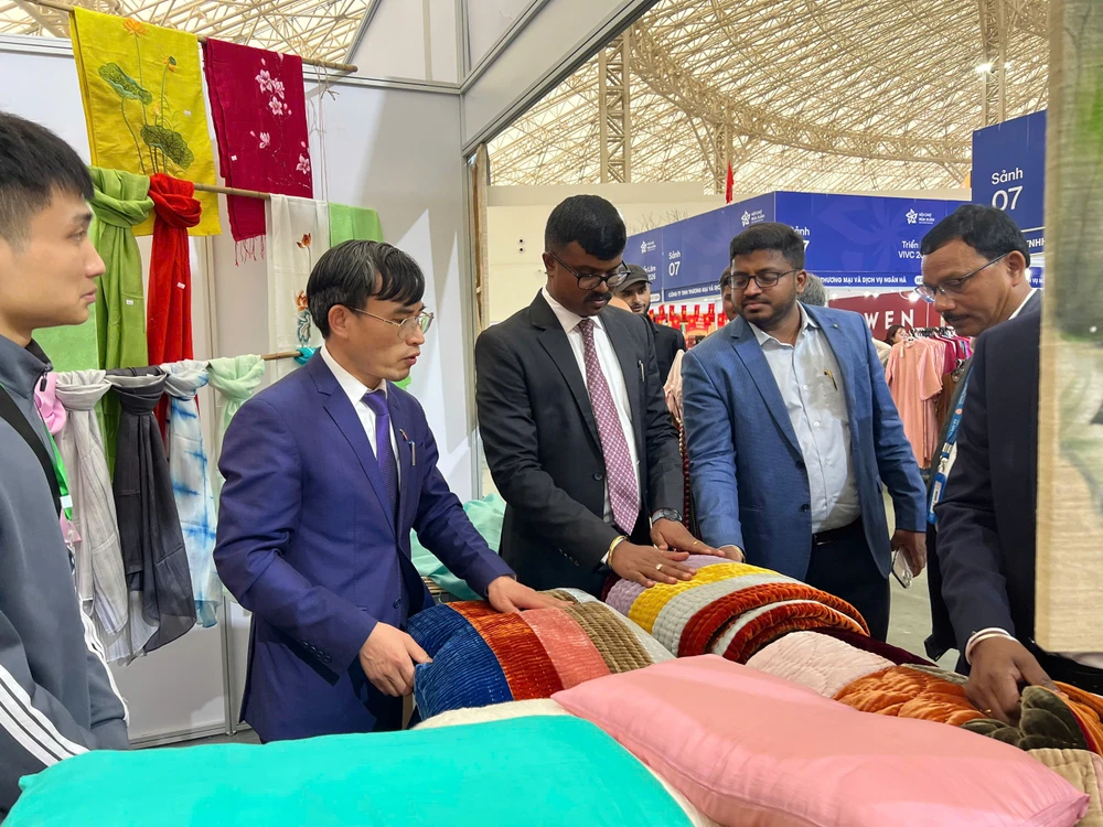 Đoàn khách Ấn Độ tham quan tại Hội chợ Mùa Xuân. z7511053321362_bf878721563176826b4f7ac0e3723b6d.jpg