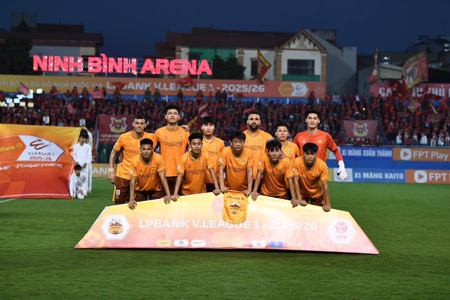 HAGL chưa thể vội mừng vì vẫn còn nguy cơ rớt hạng, tại sao?
- Ảnh 2. HAGL chưa thể vội mừng vì vẫn còn nguy cơ rớt hạng, tại sao?
- Ảnh 2.