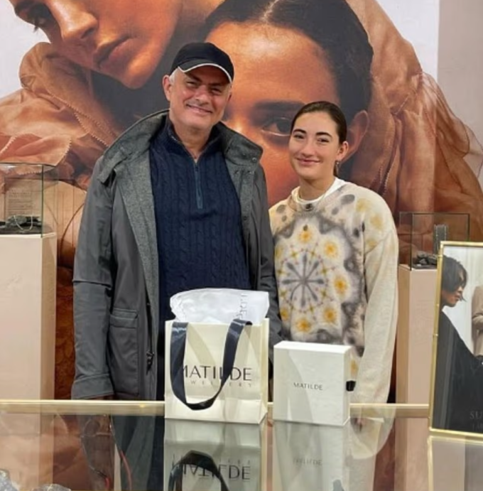 Matilde, chụp cùng bố Mourinho, là nhà sáng lập thương hiệu trang sức mang tên mình. Ảnh: Instagram / Josemourinho