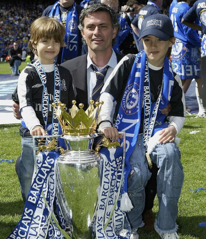 HLV Jose Mourinho cùng hai con ăn mừng chức vô địch Ngoại hạng Anh năm 2005. Ảnh: Daily Mail