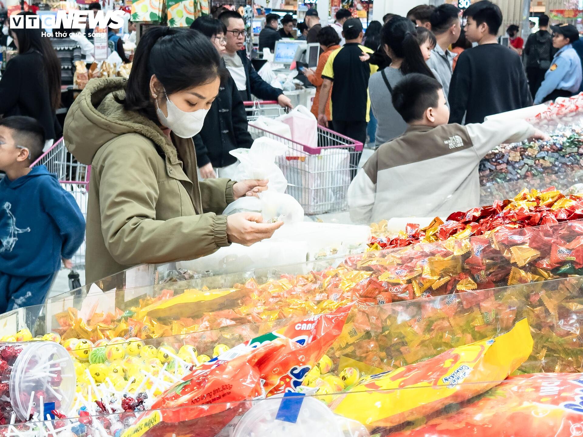 Người dân ùn ùn mua sắm Tết, siêu thị ở Hà Nội 'không lối thoát'- Ảnh 19.