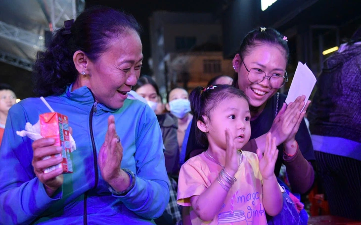 Tết về nhà “xả vai” người lớn, được làm con yêu của ba mẹ - Ảnh 2.