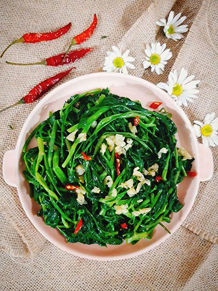 Rau muống dễ chế biến, phù hợp với nhiều món ăn trong bữa cơm gia đình Việt.