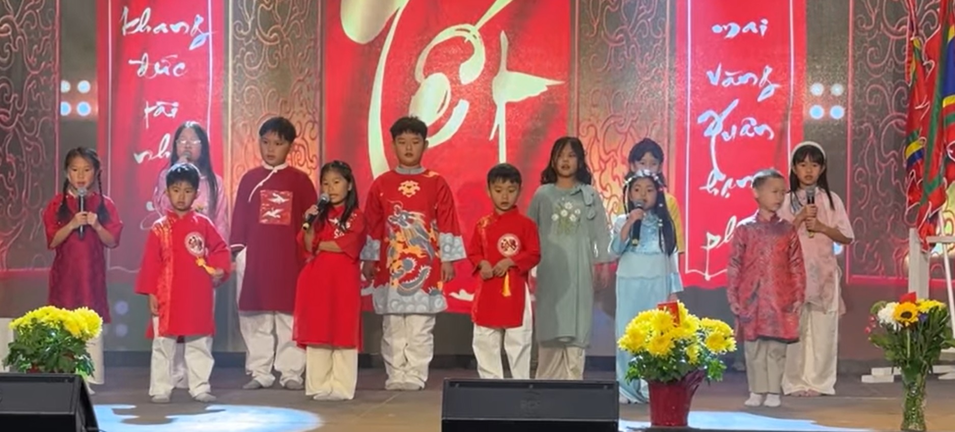 Sắc xuân rạng rỡ trong những hội chợ Tết Việt nơi xứ người - Ảnh 3.